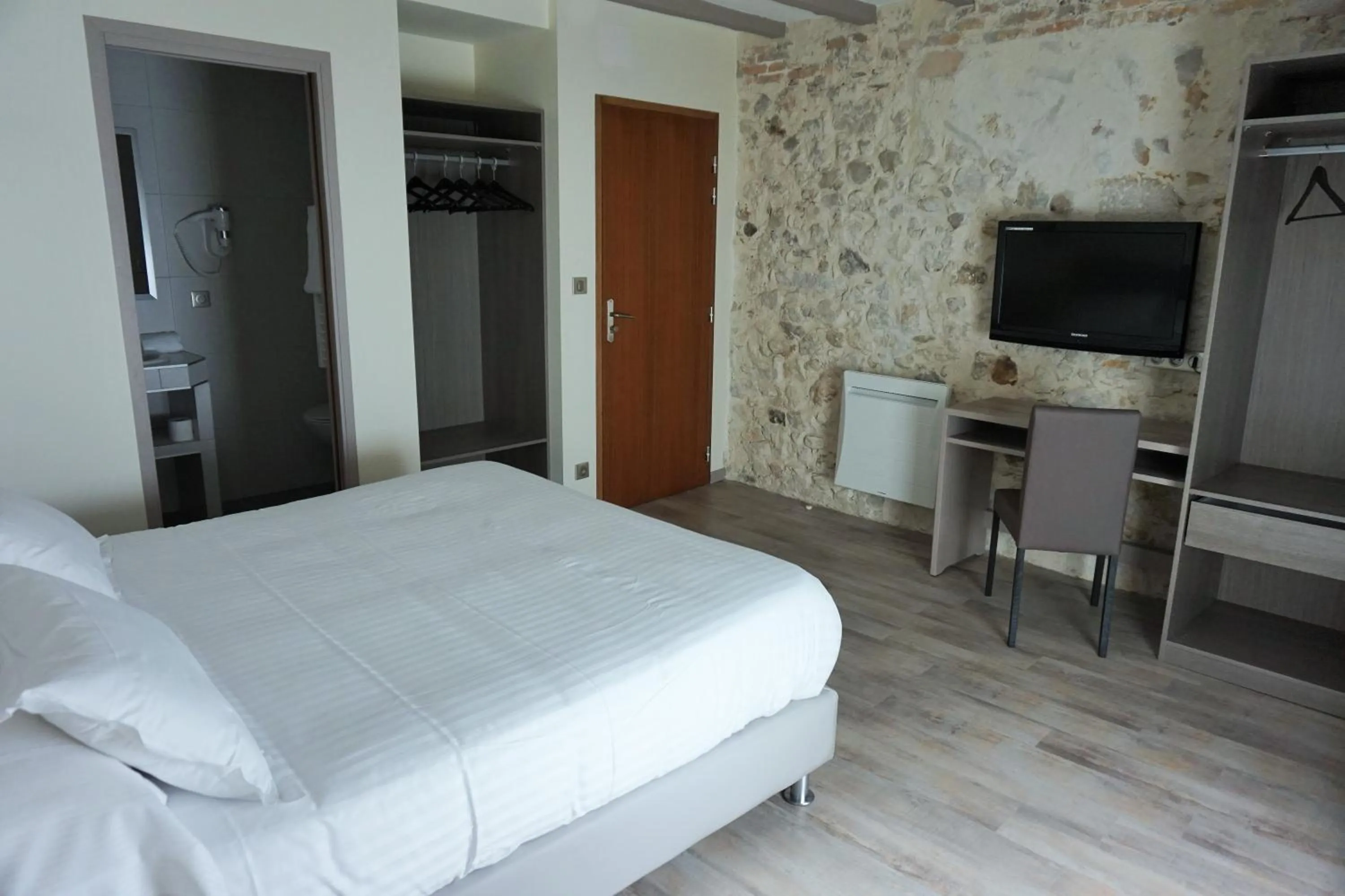 Photo of the whole room, Bed in Hotel de la Couronne