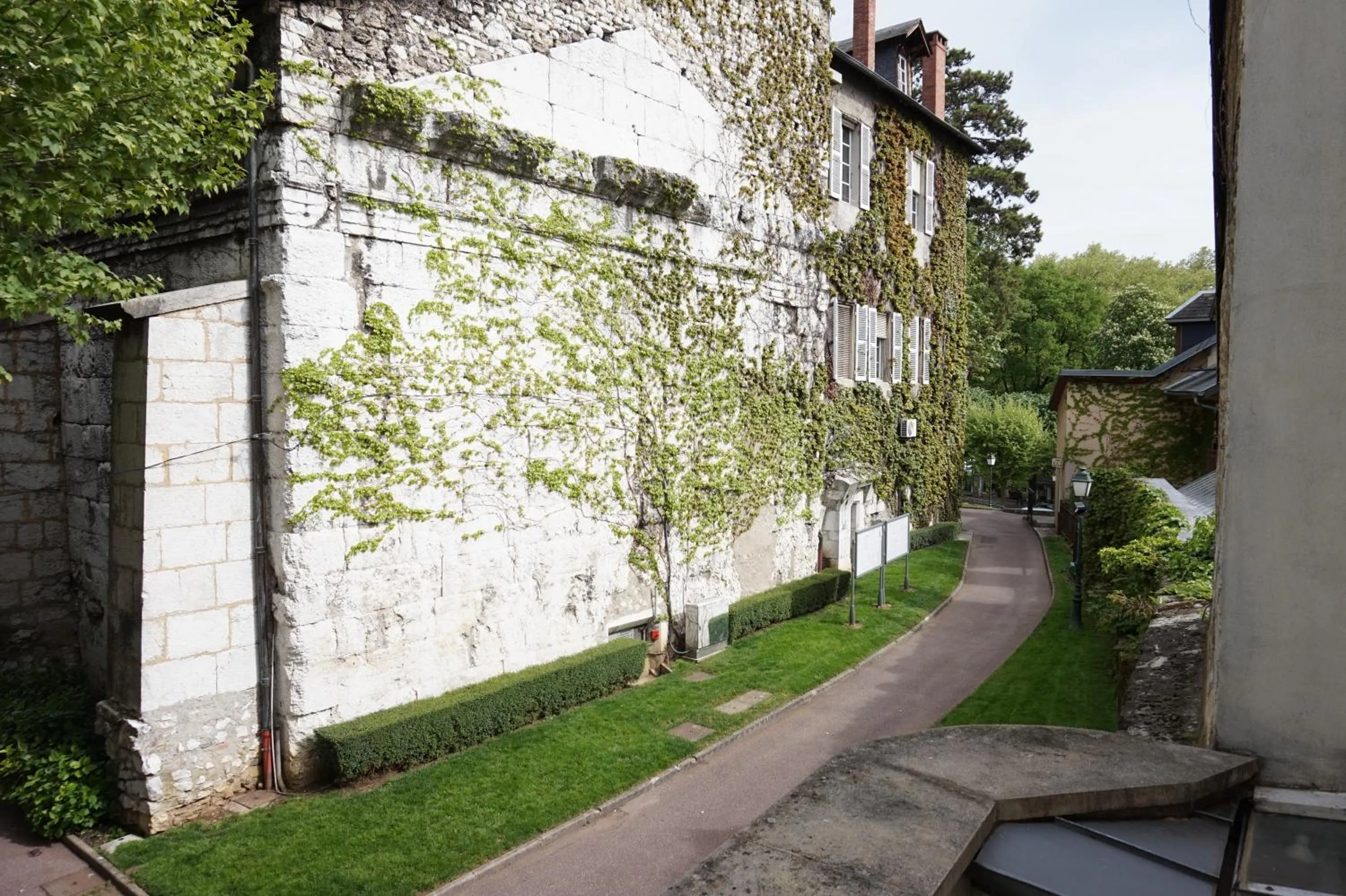Nearby landmark in Hotel de la Couronne