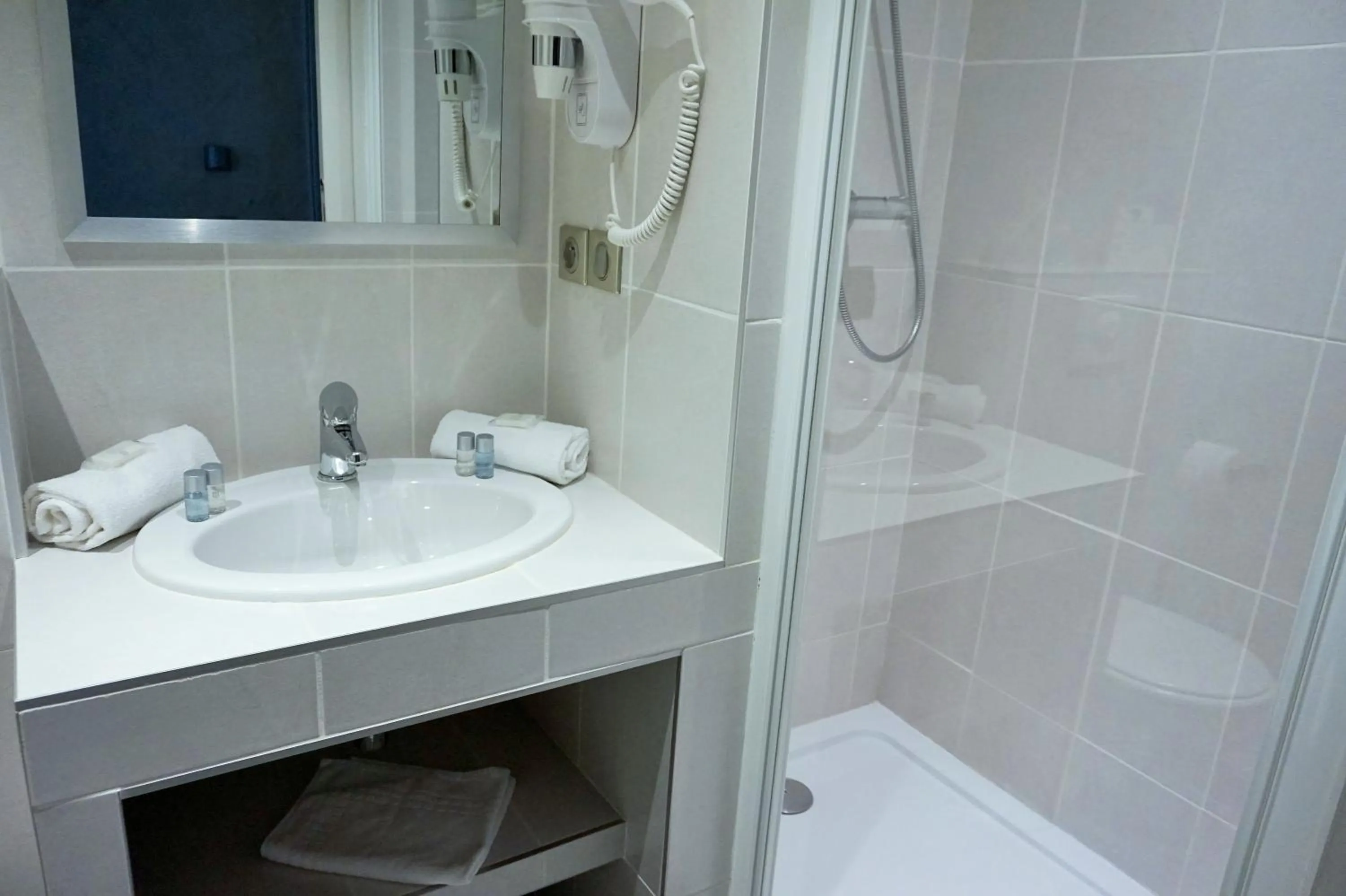 Shower in Hotel de la Couronne