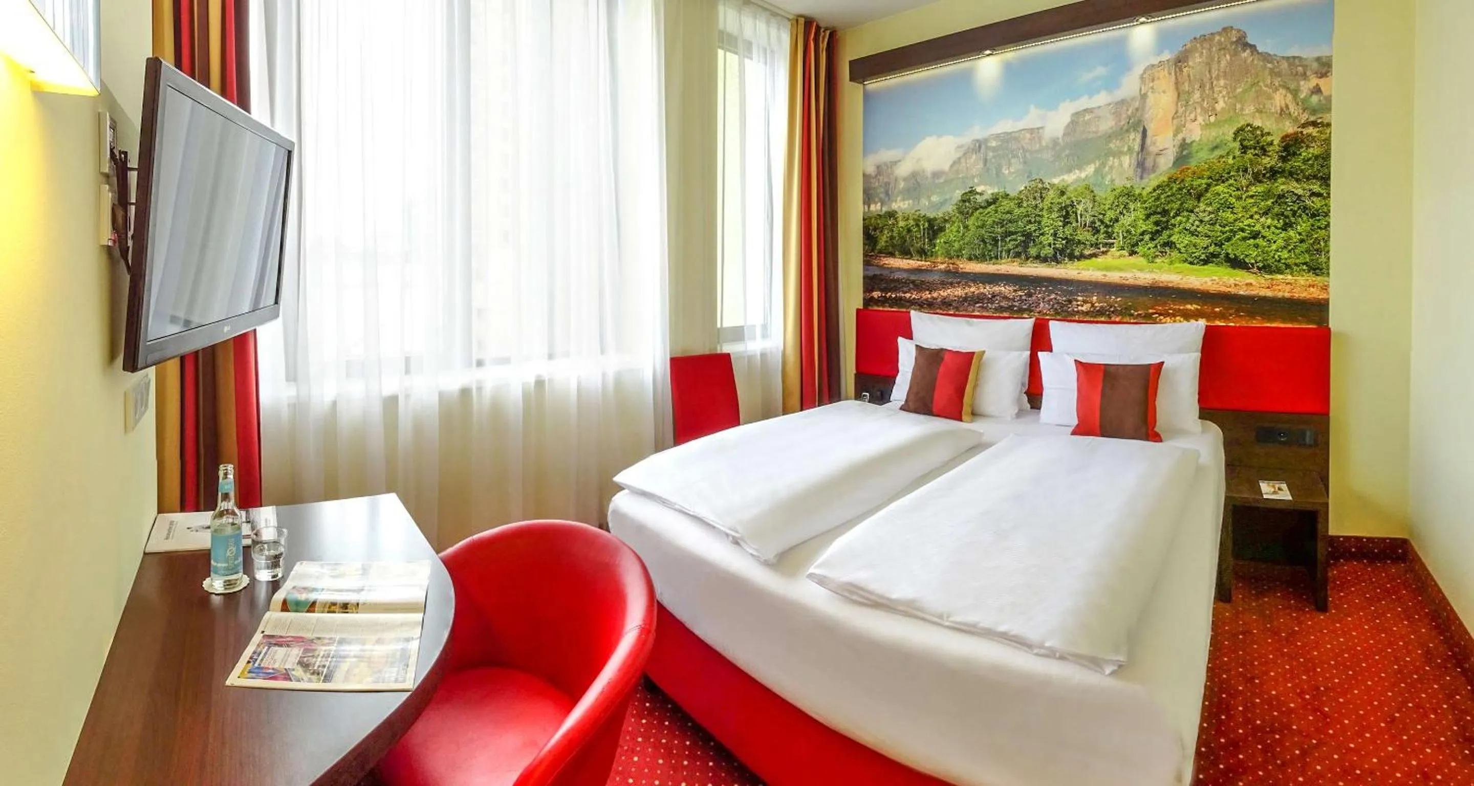 Bedroom, Bed in Best Western Plus Plaza Berlin Kurfürstendamm