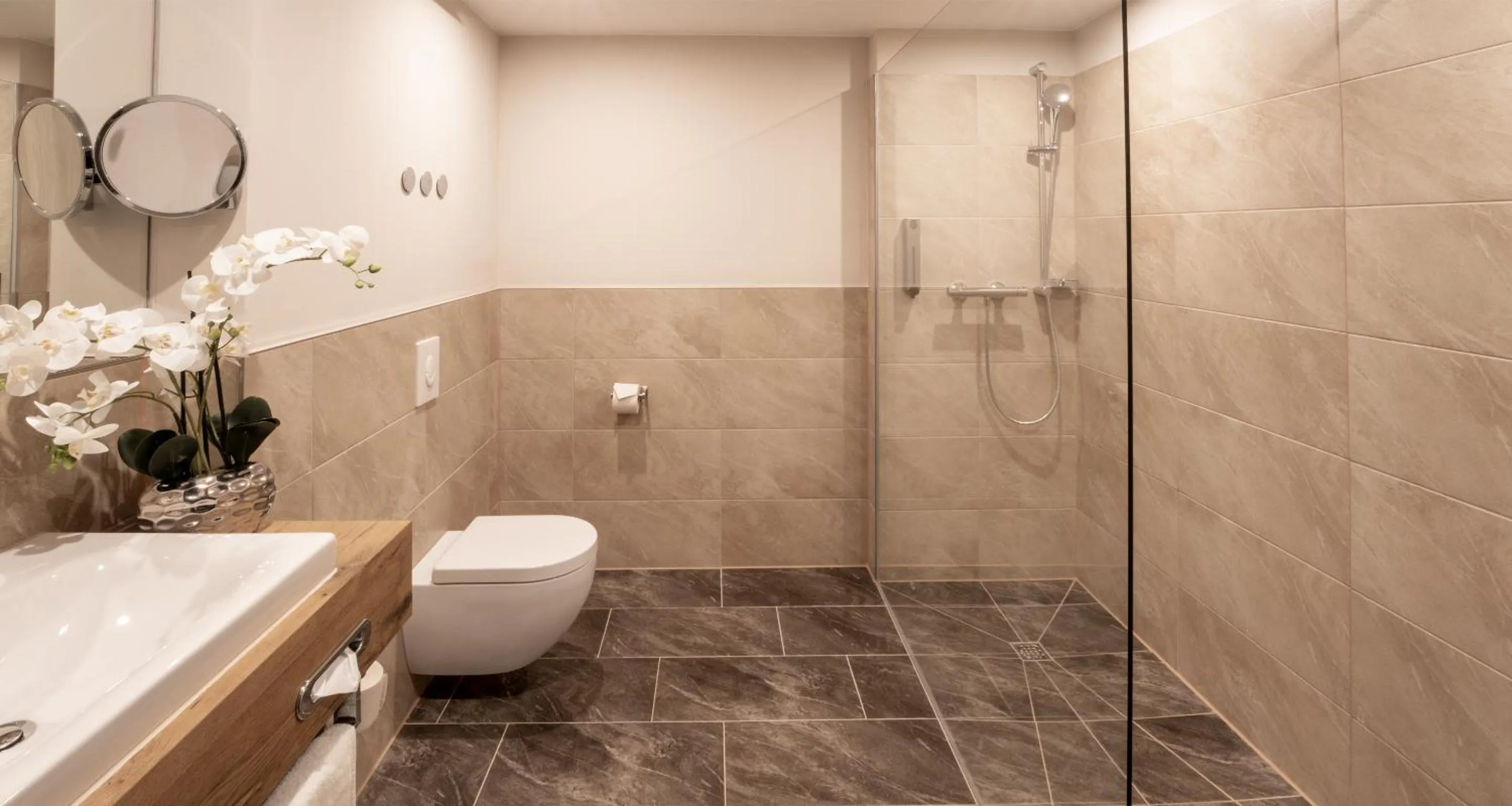 Shower in Best Western Plus Plaza Berlin Kurfürstendamm