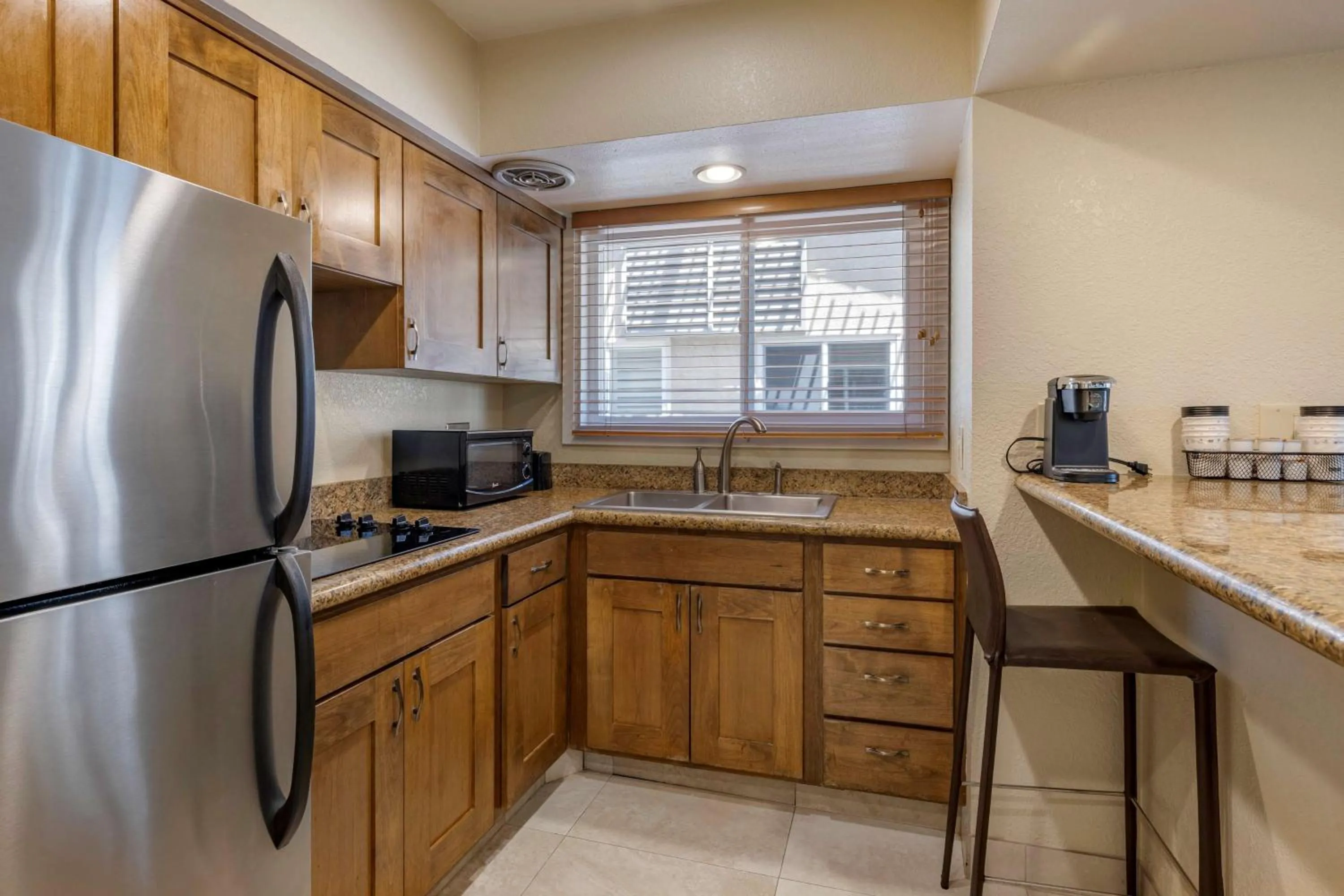 Kitchen or kitchenette in Best Western PLUS Island Palms Hotel & Marina