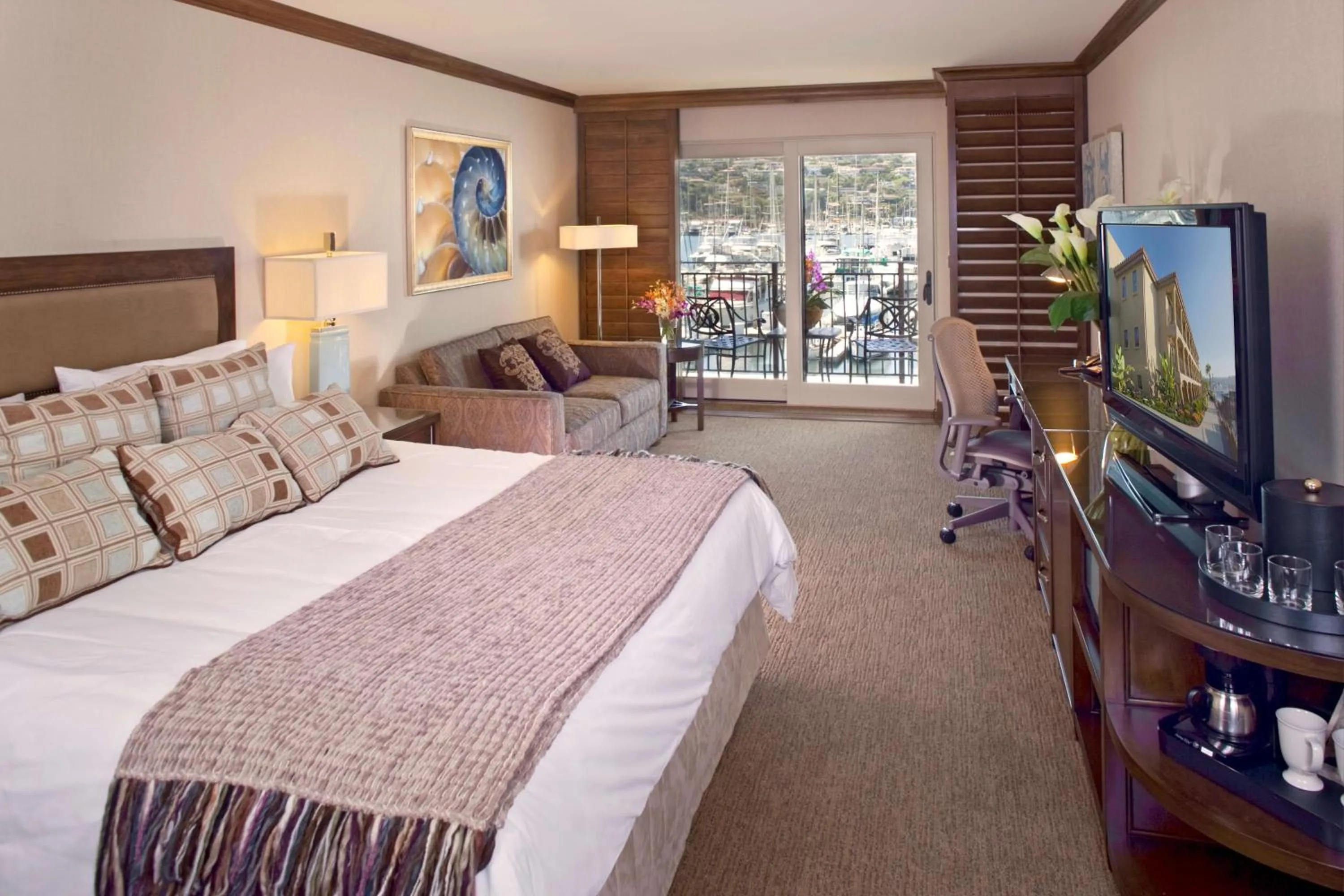 Photo of the whole room, Bed in Best Western PLUS Island Palms Hotel & Marina