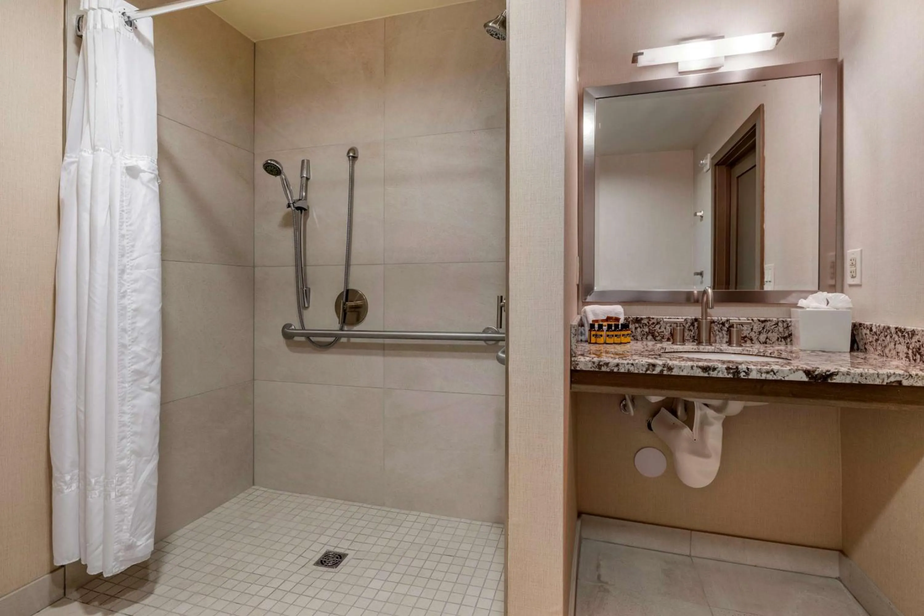 Bathroom in Best Western PLUS Island Palms Hotel & Marina