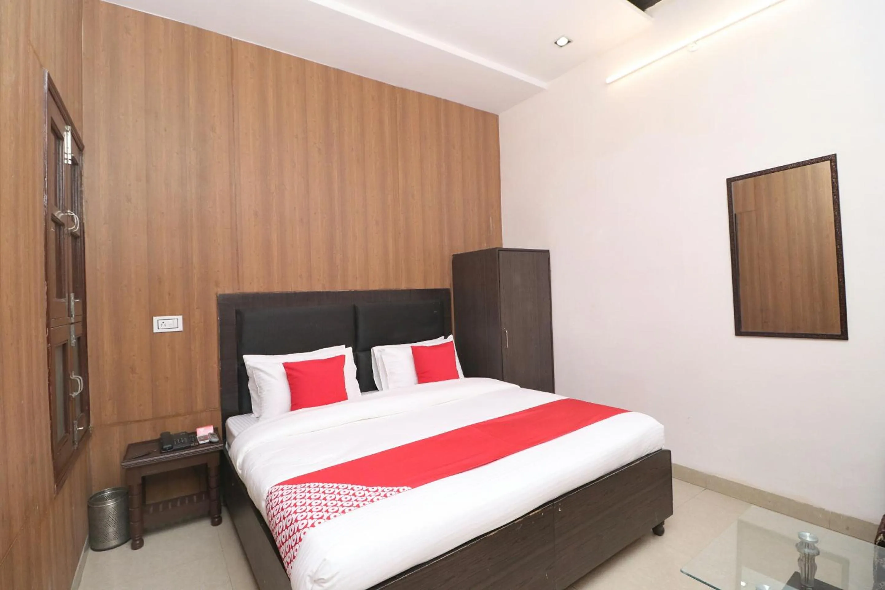 Bedroom in OYO Hotel Kailash Regency