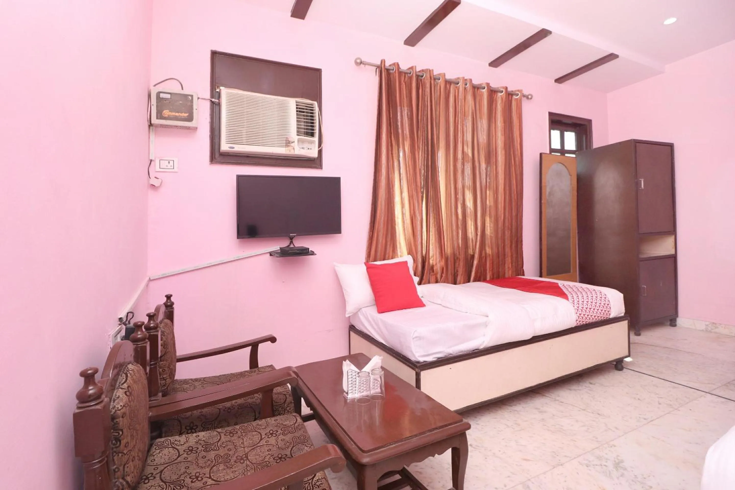 Bedroom in OYO Hotel Kailash Regency