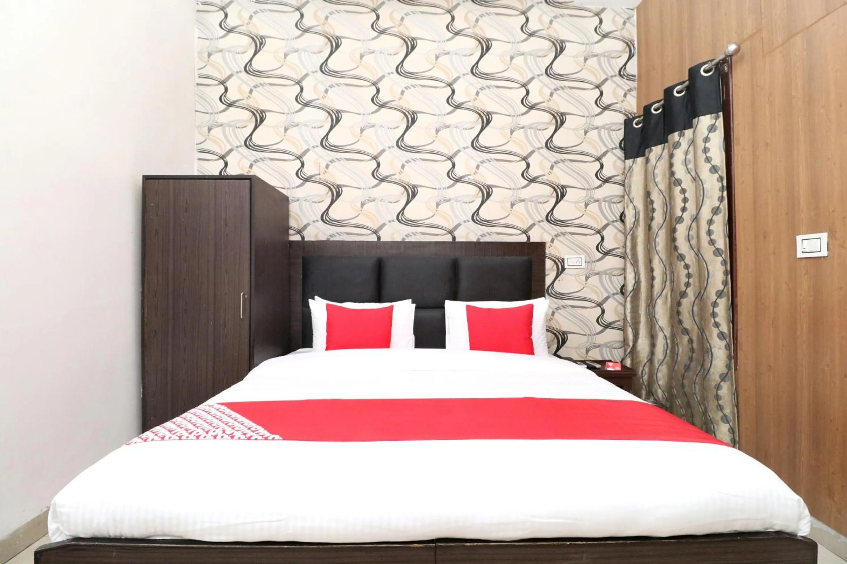 Bedroom in OYO Hotel Kailash Regency