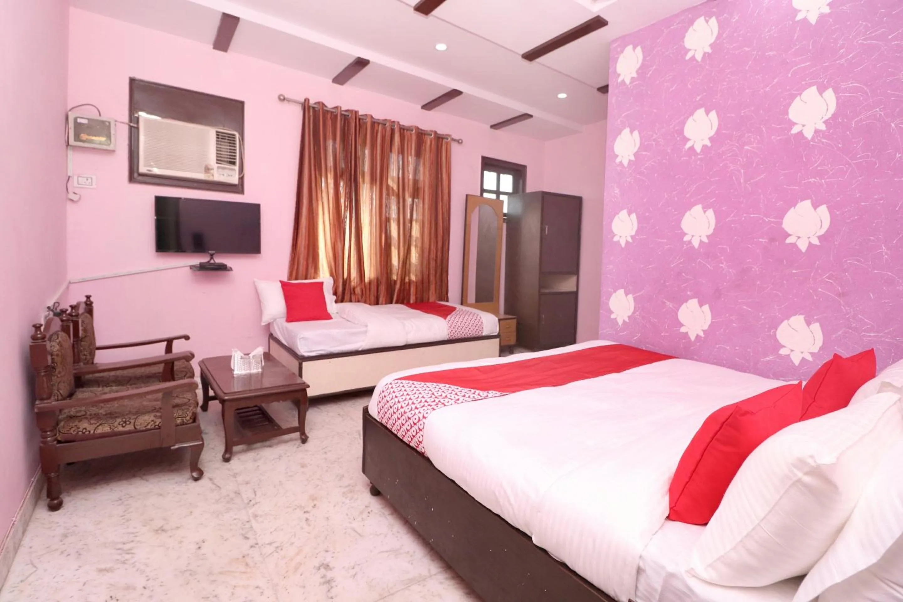 Bedroom in OYO Hotel Kailash Regency