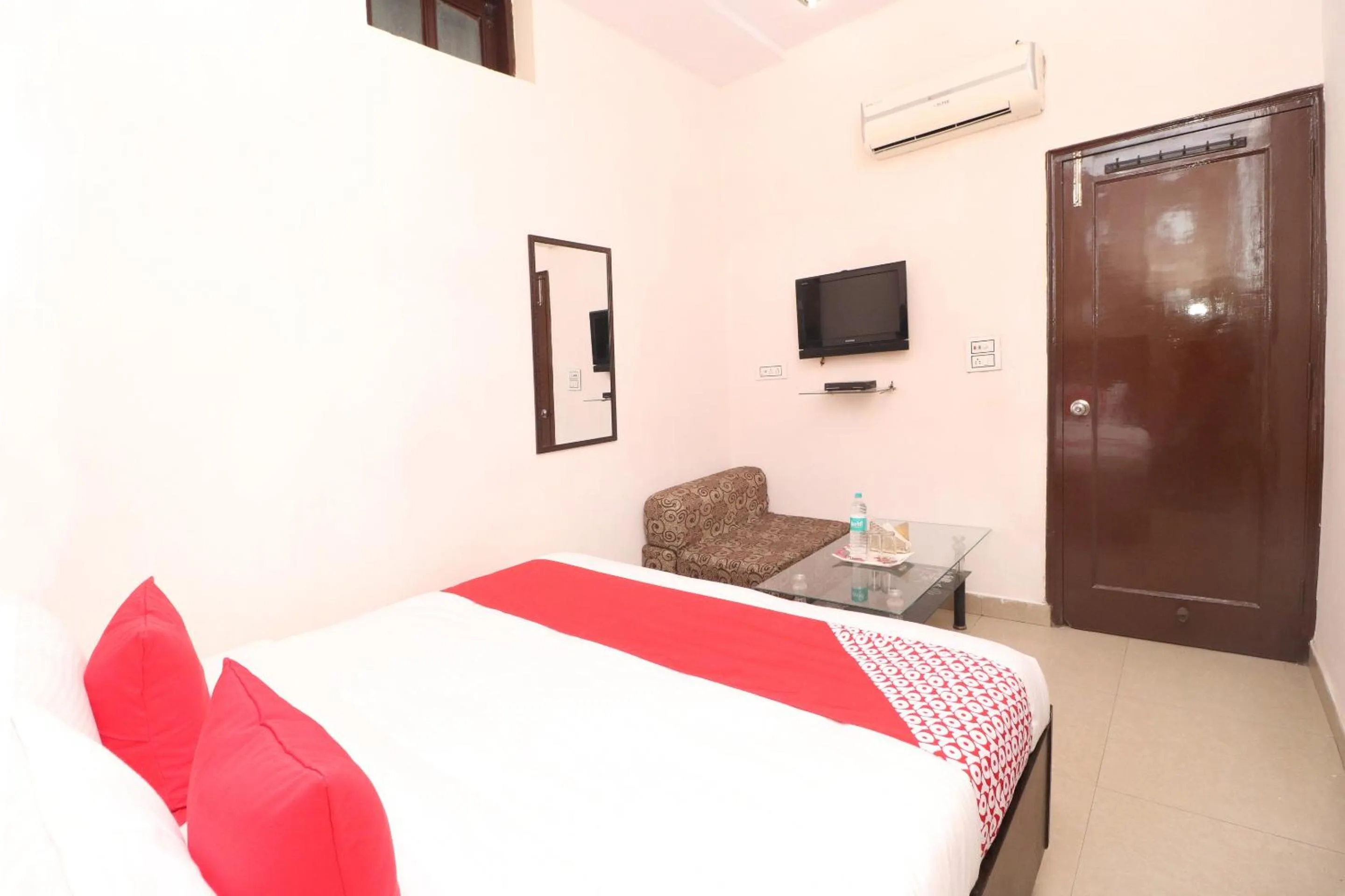 Bedroom, TV/Entertainment Center in OYO Hotel Kailash Regency