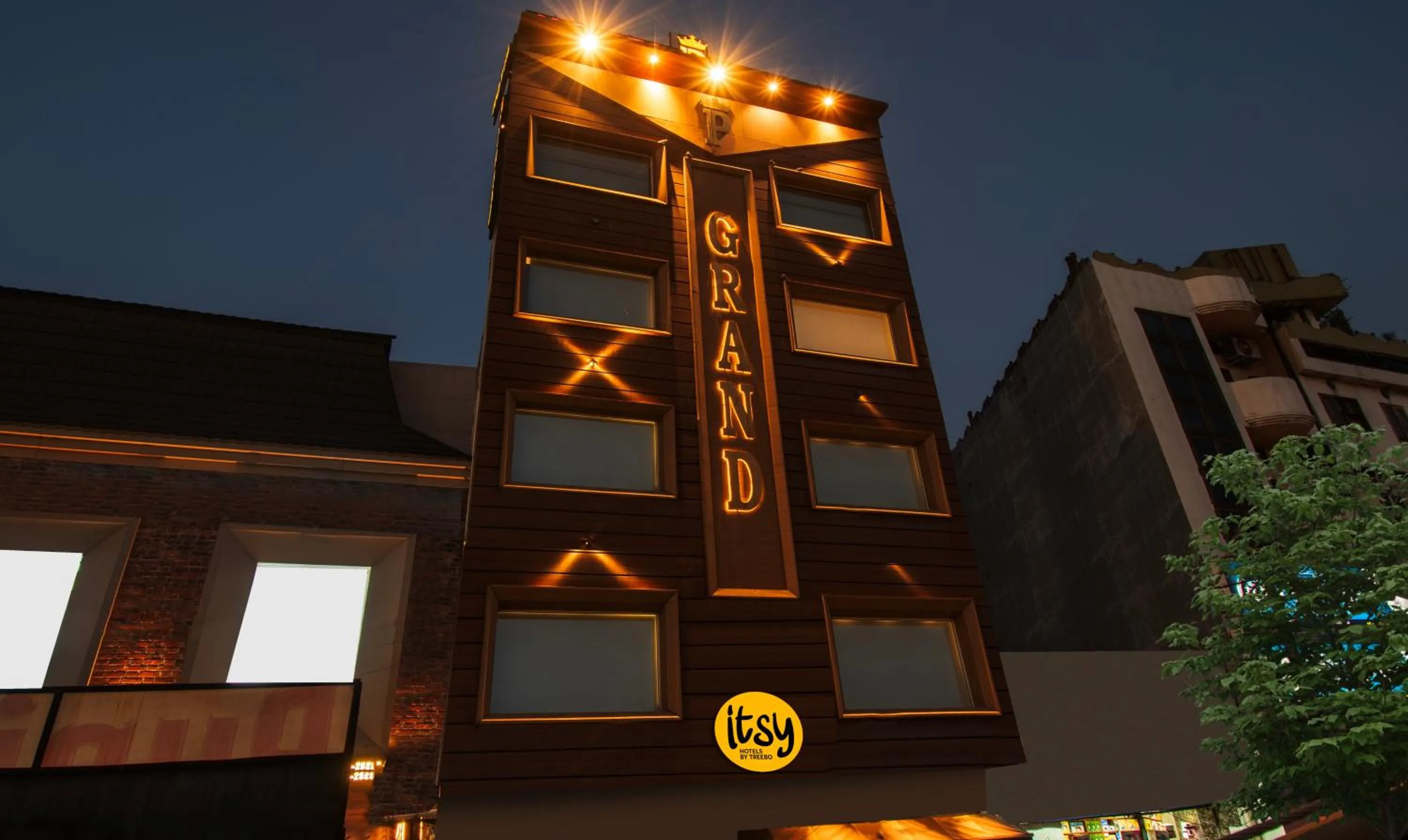 Property building in Itsy Hotels P Grand