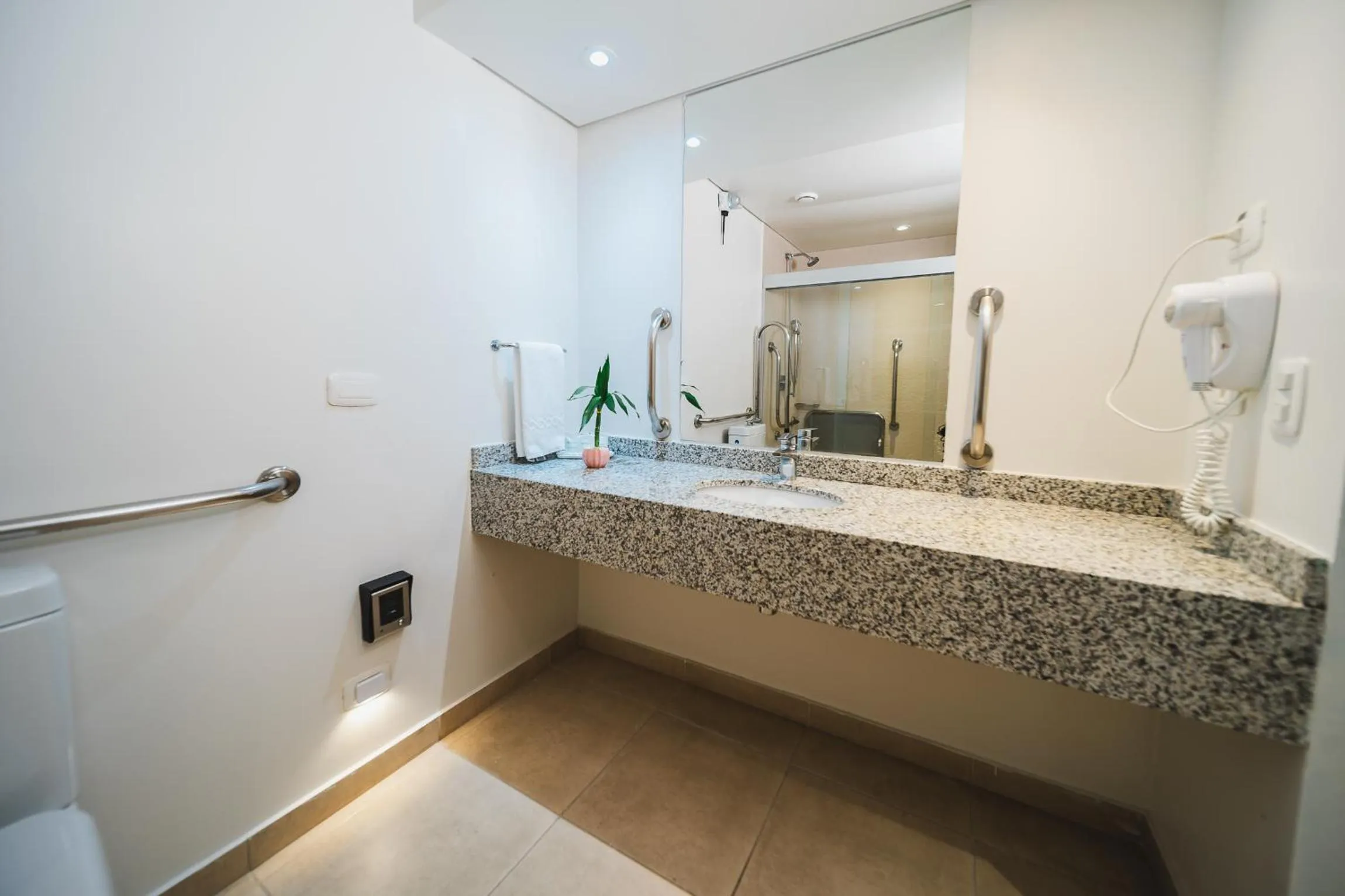 Bathroom in Hotel Nacional Inn Curitiba Santa Felicidade