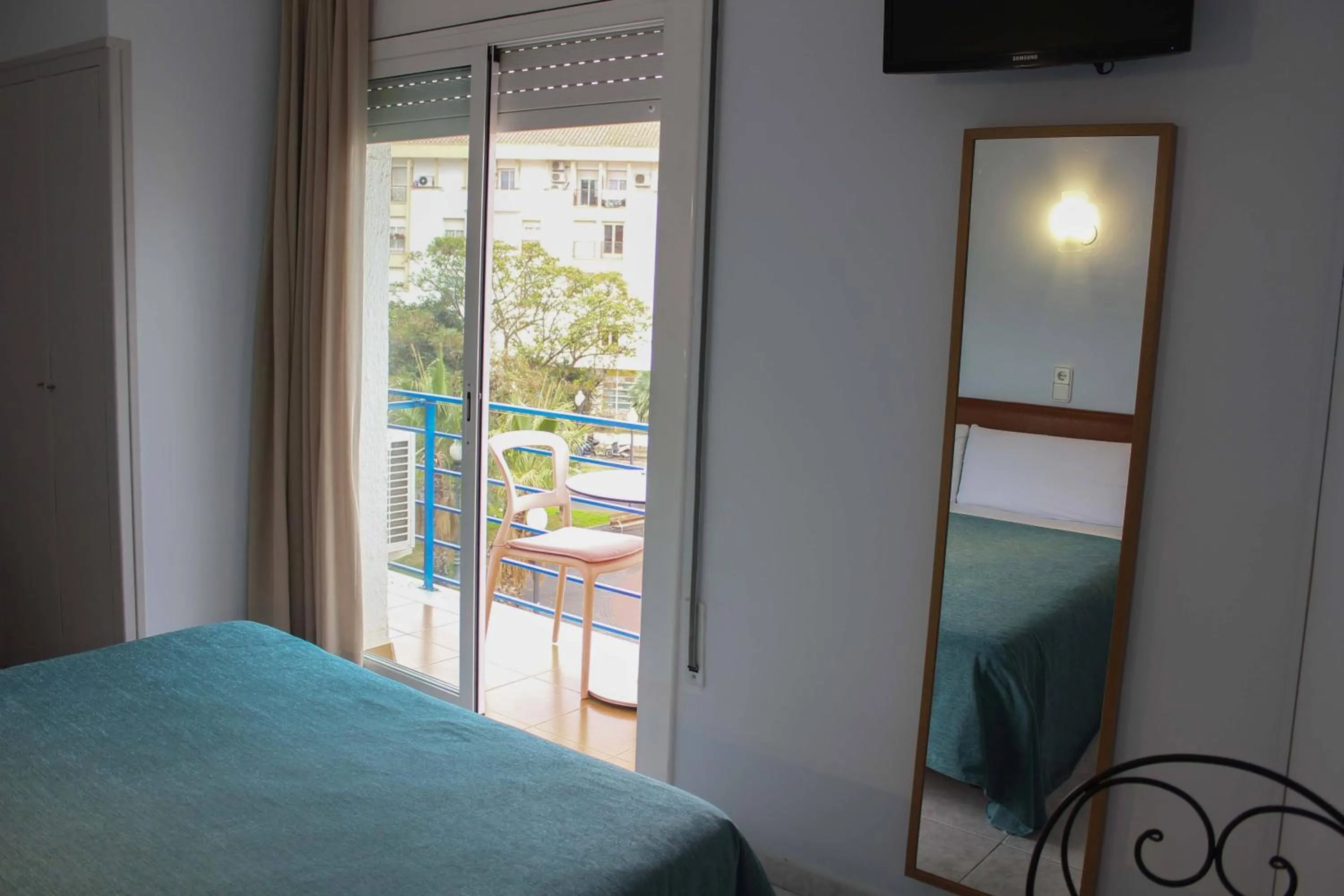 Balcony/Terrace, Bed in Hotel Alexandra Sitges