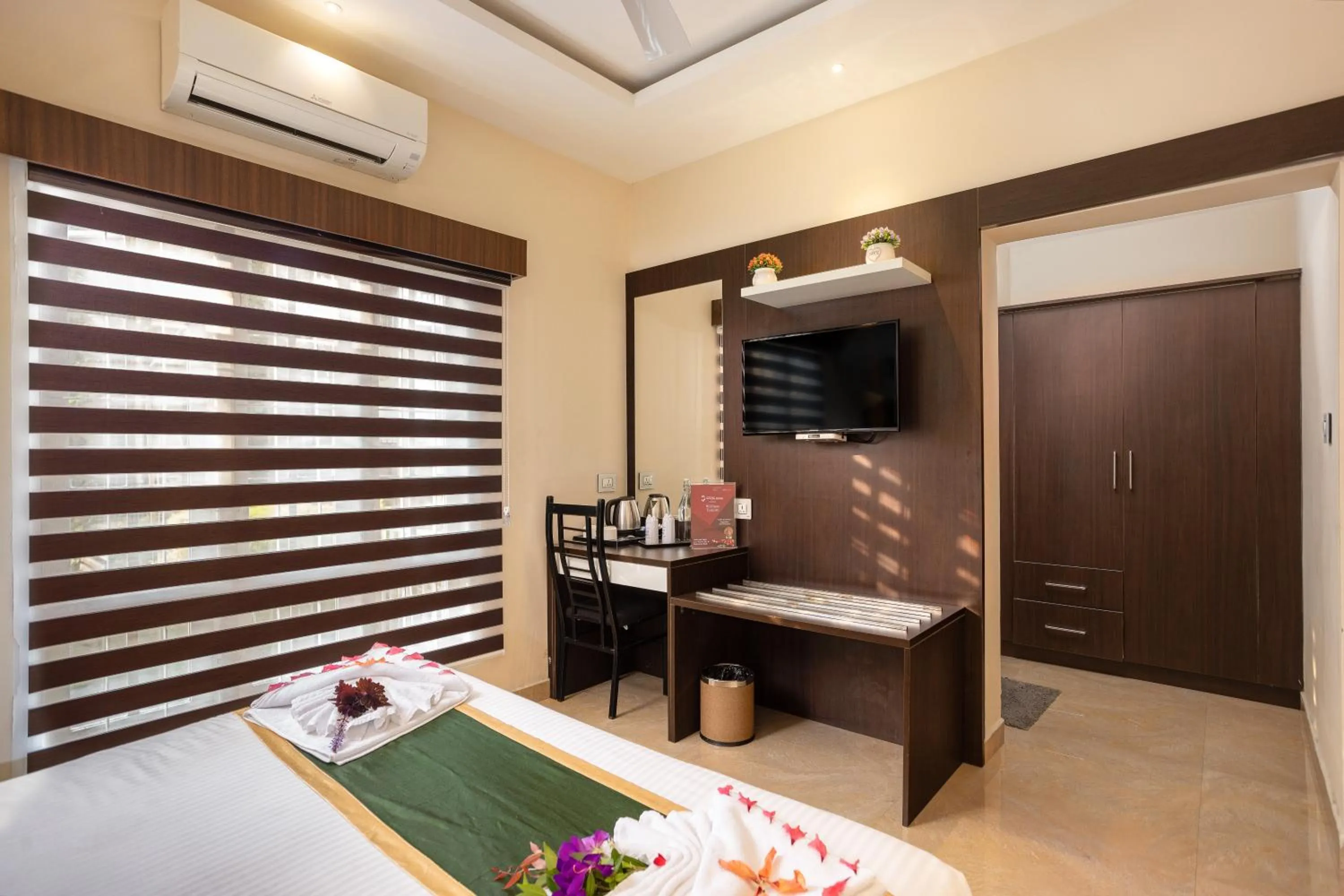 Bedroom, Bed in Star Emirates Luxury Resort and Spa, Munnar