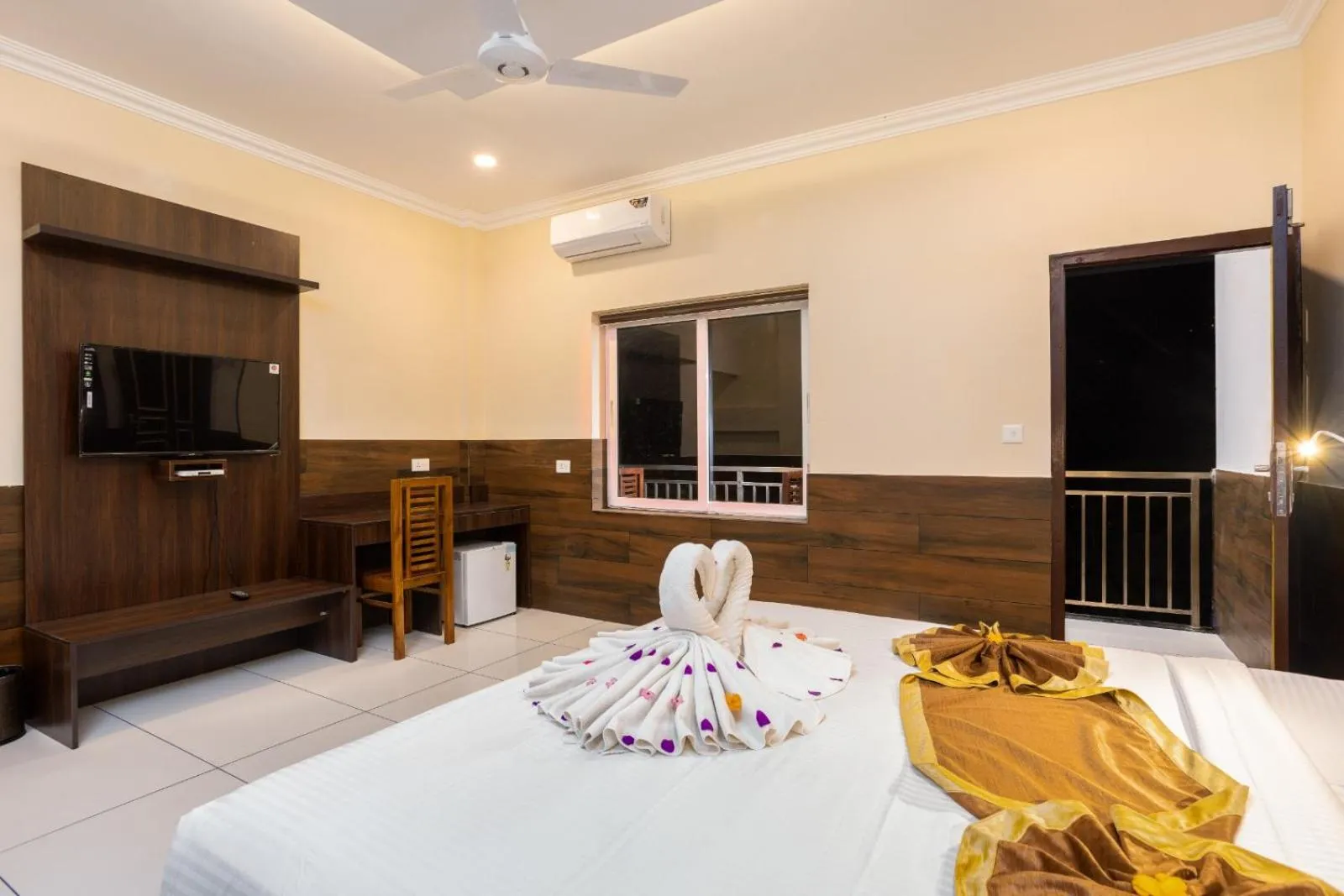 Bed in Star Emirates Luxury Resort and Spa, Munnar