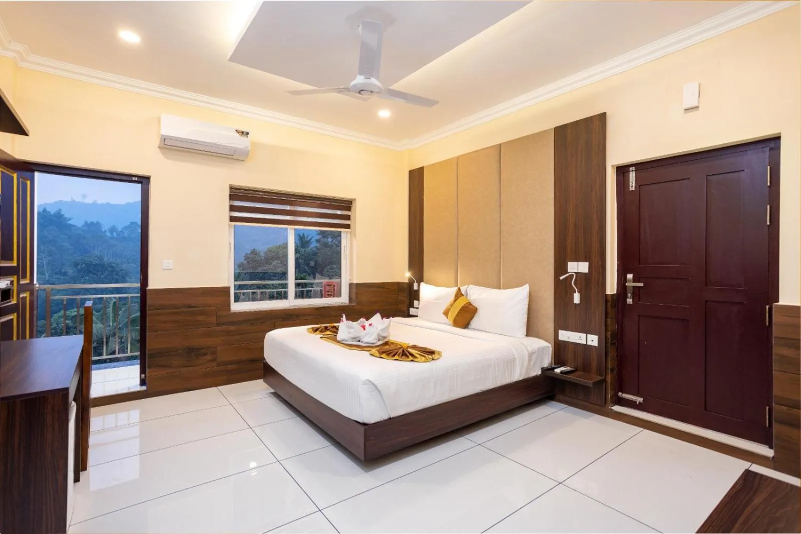 Bed in Star Emirates Luxury Resort and Spa, Munnar
