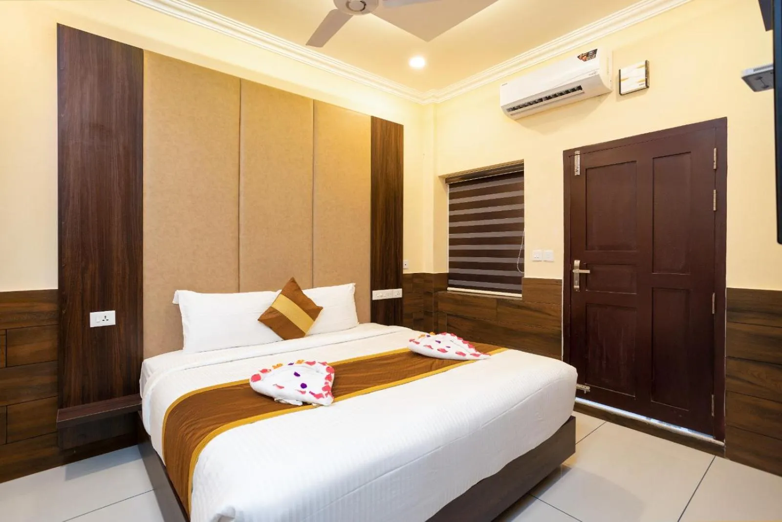 Photo of the whole room, Bed in Star Emirates Luxury Resort and Spa, Munnar