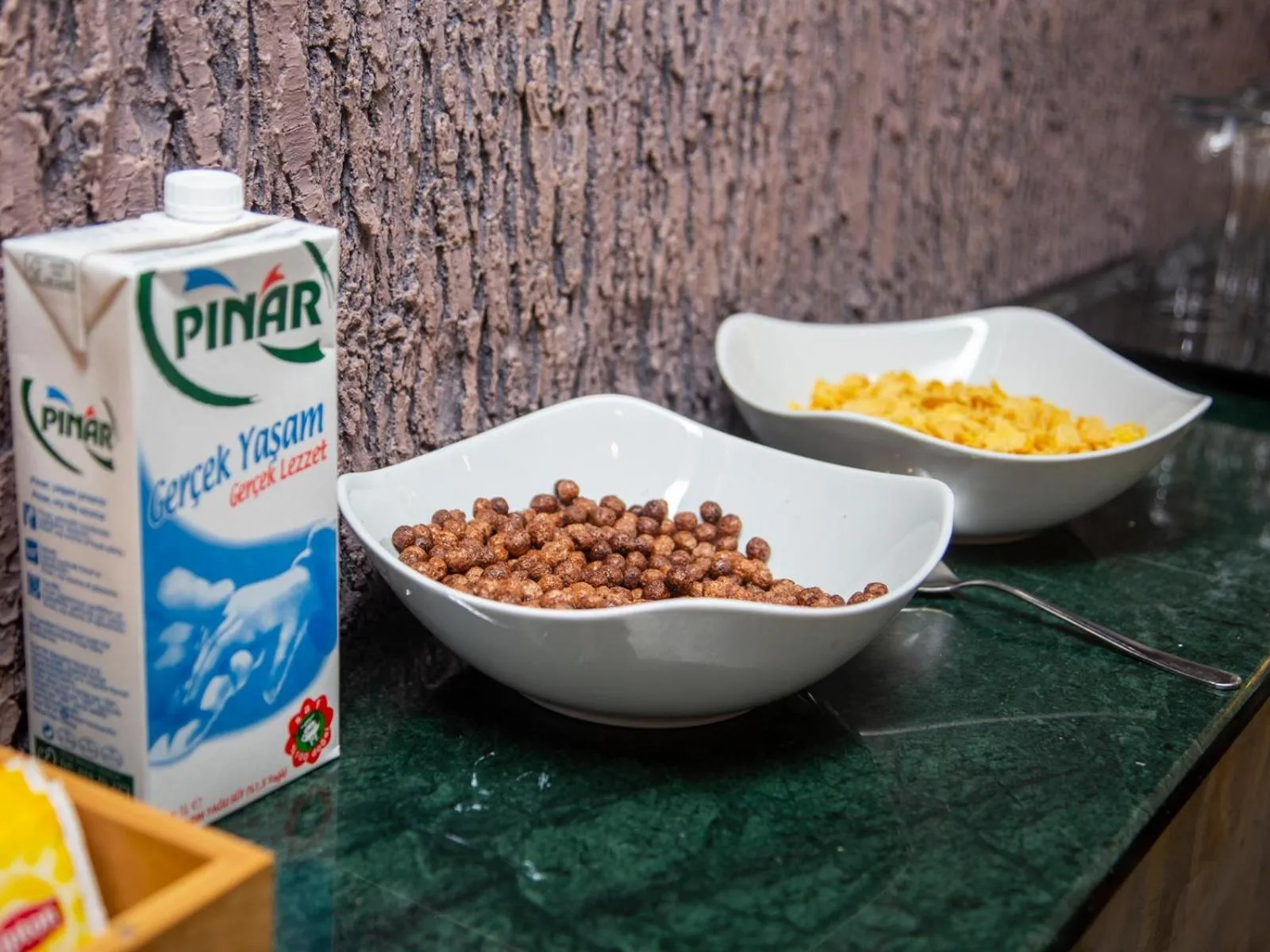 Food and drinks in HHK Hotel Downtown