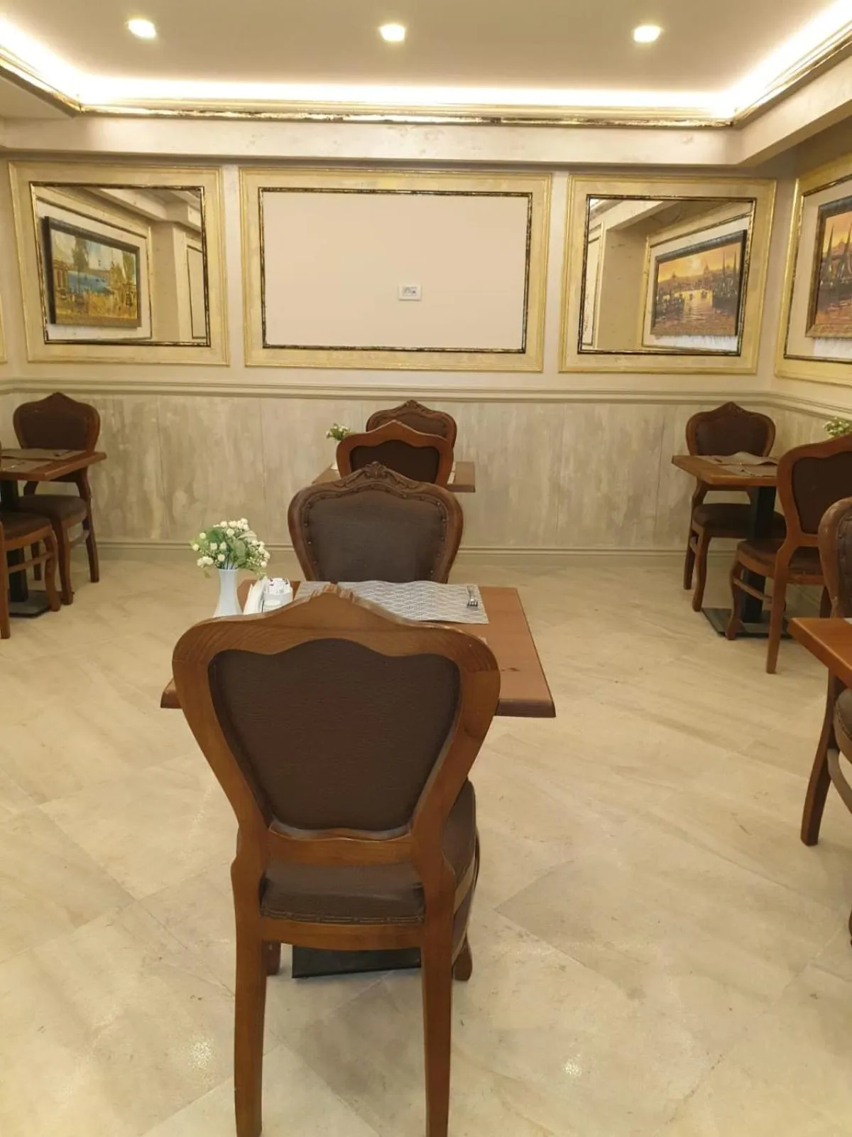 Restaurant/places to eat in HHK Hotel Downtown