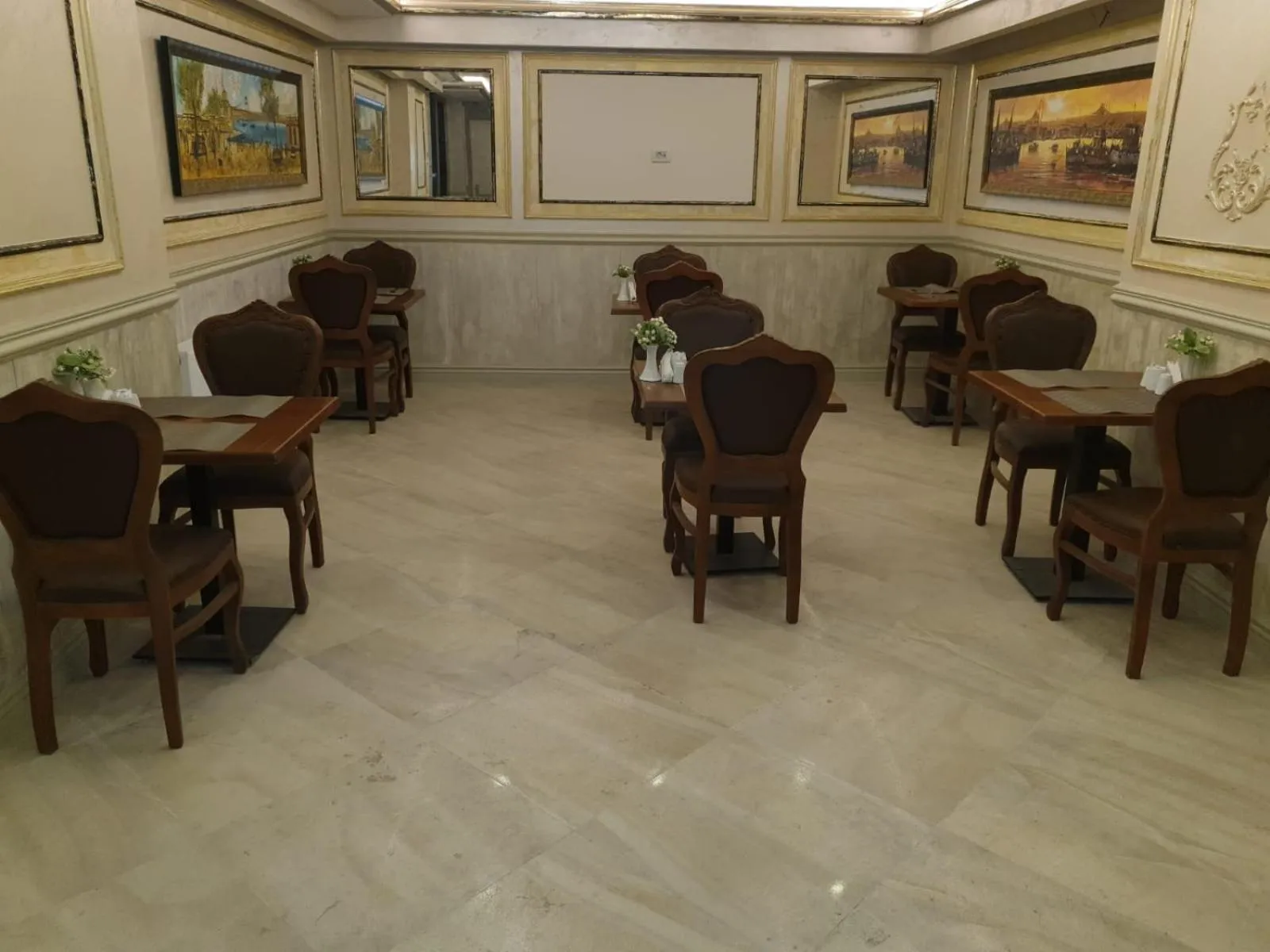 Restaurant/places to eat in HHK Hotel Downtown