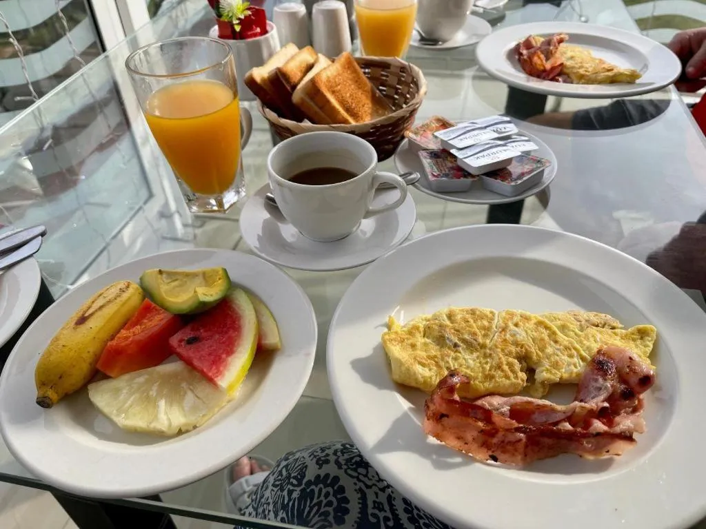 Breakfast in Diamond Plaza