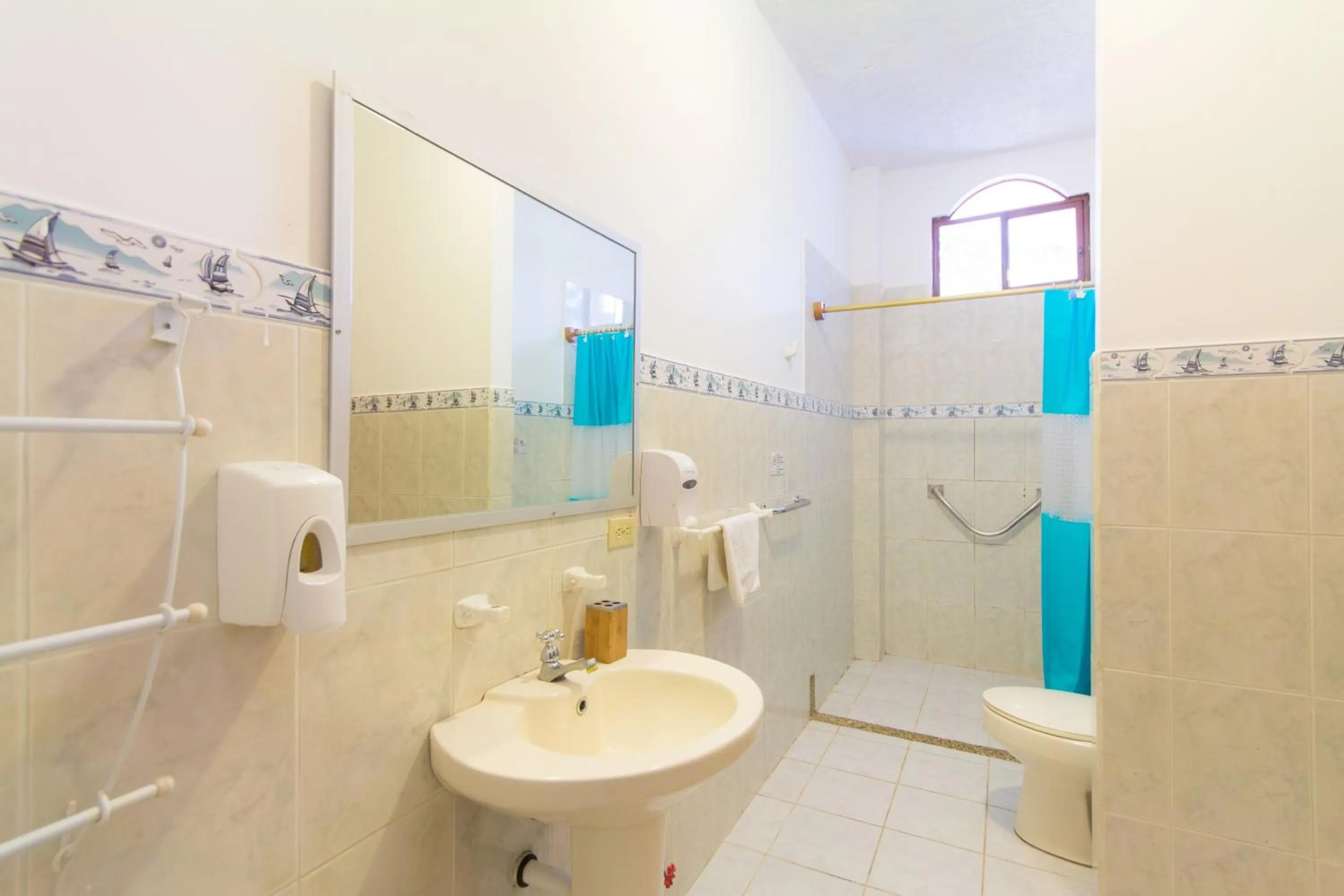 Shower in Hotel Twin Galápagos