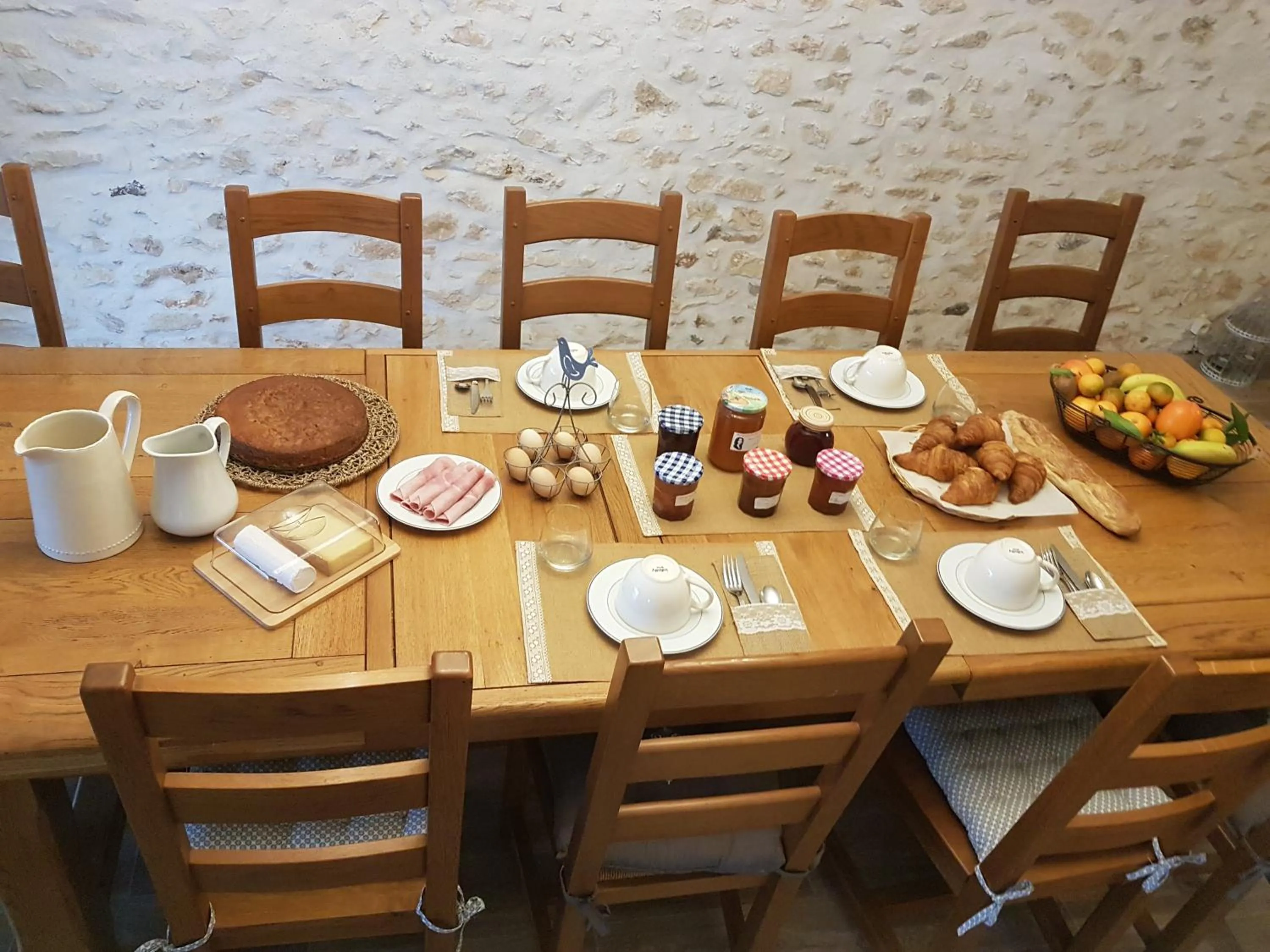 Continental breakfast in Le pré de la rue
