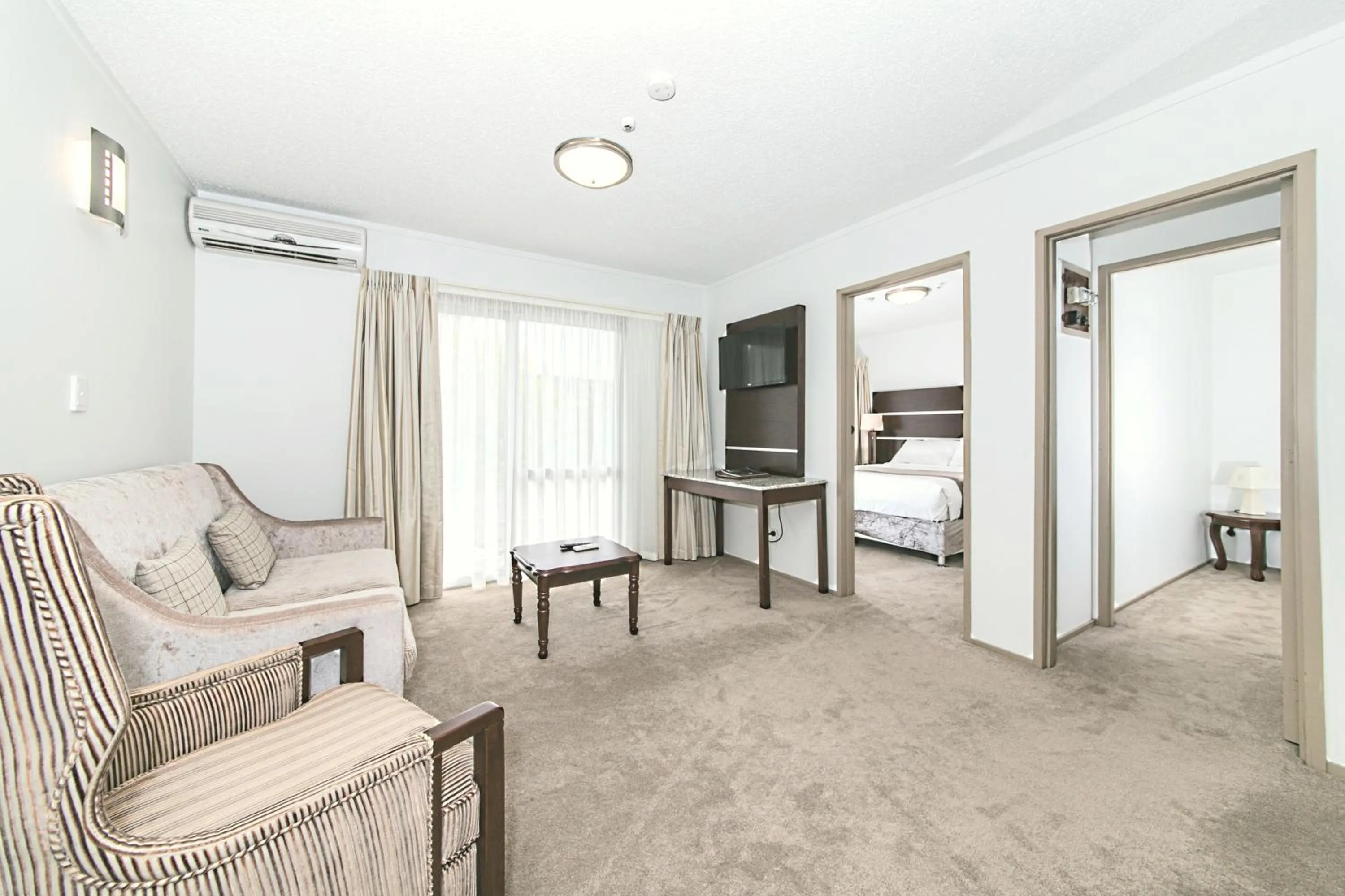 TV and multimedia, Bed in Airport Gateway Hotel