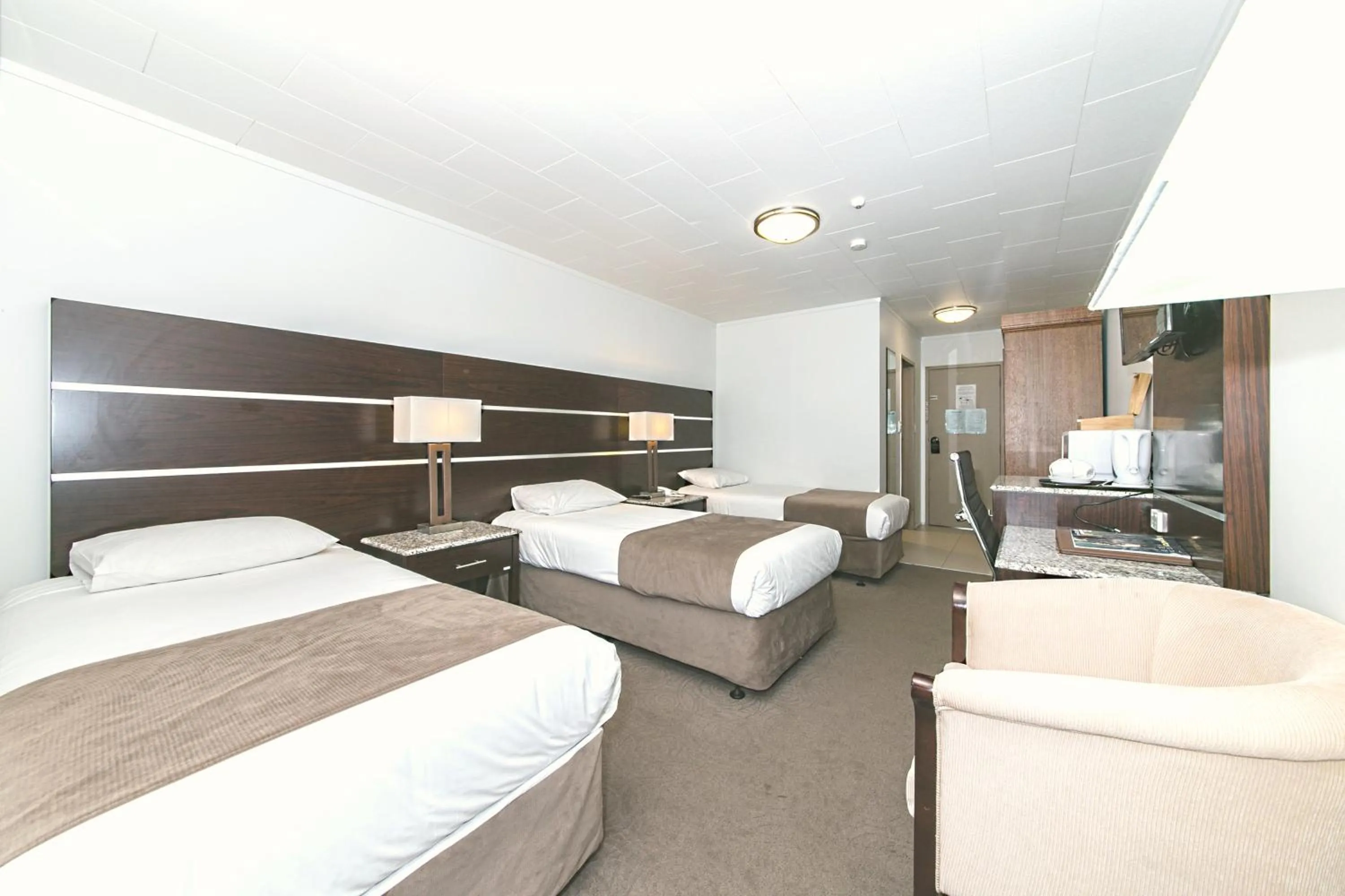 Coffee/tea facilities, Bed in Airport Gateway Hotel