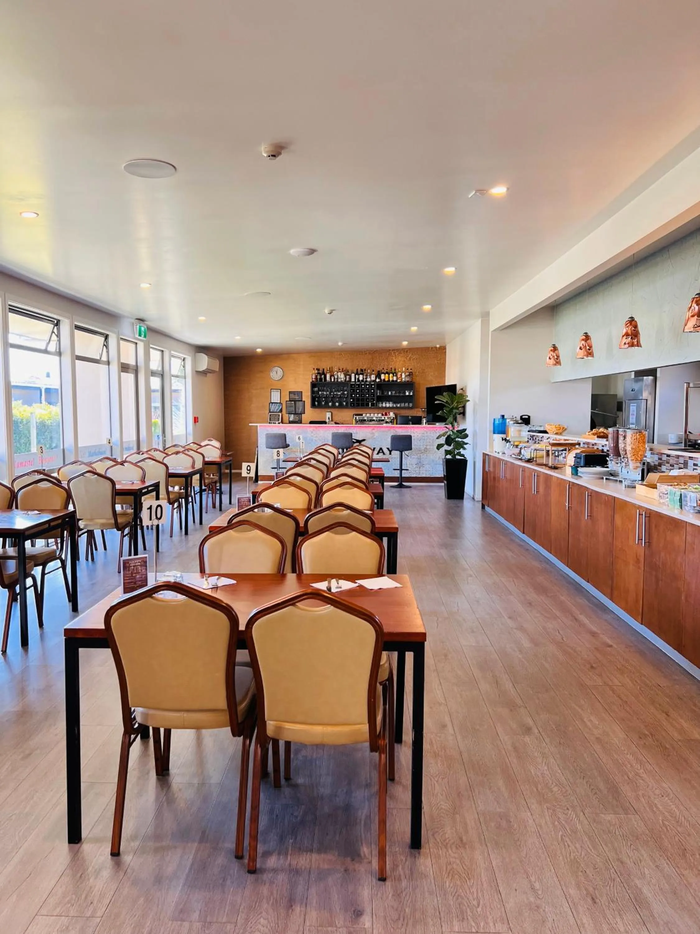 Restaurant/places to eat in Airport Gateway Hotel