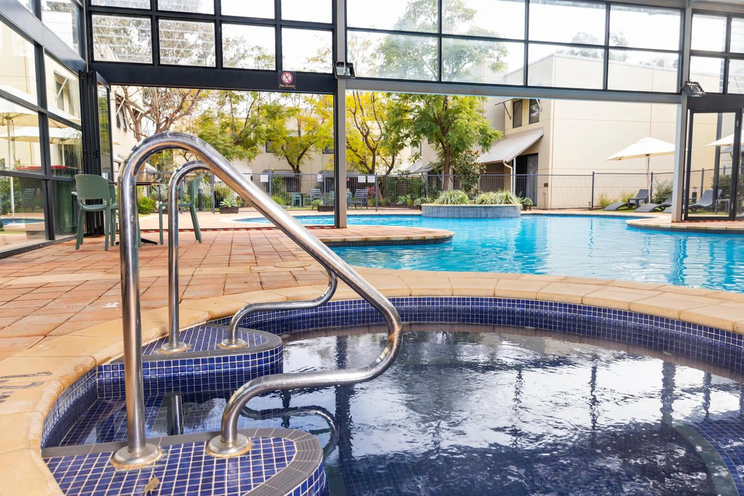 Swimming pool in Rydges Kalgoorlie
