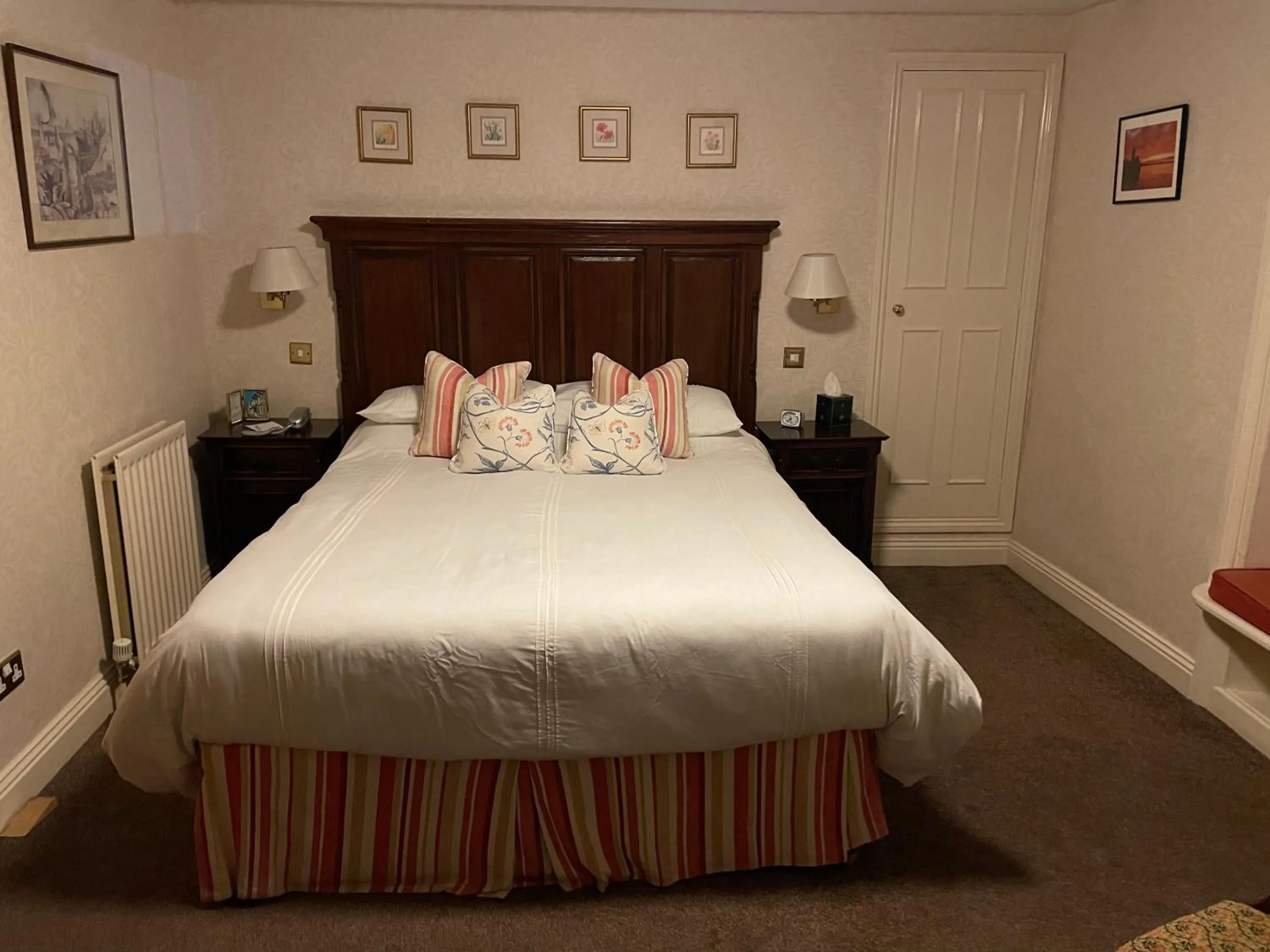 Bedroom, Bed in The Olde Ship Inn