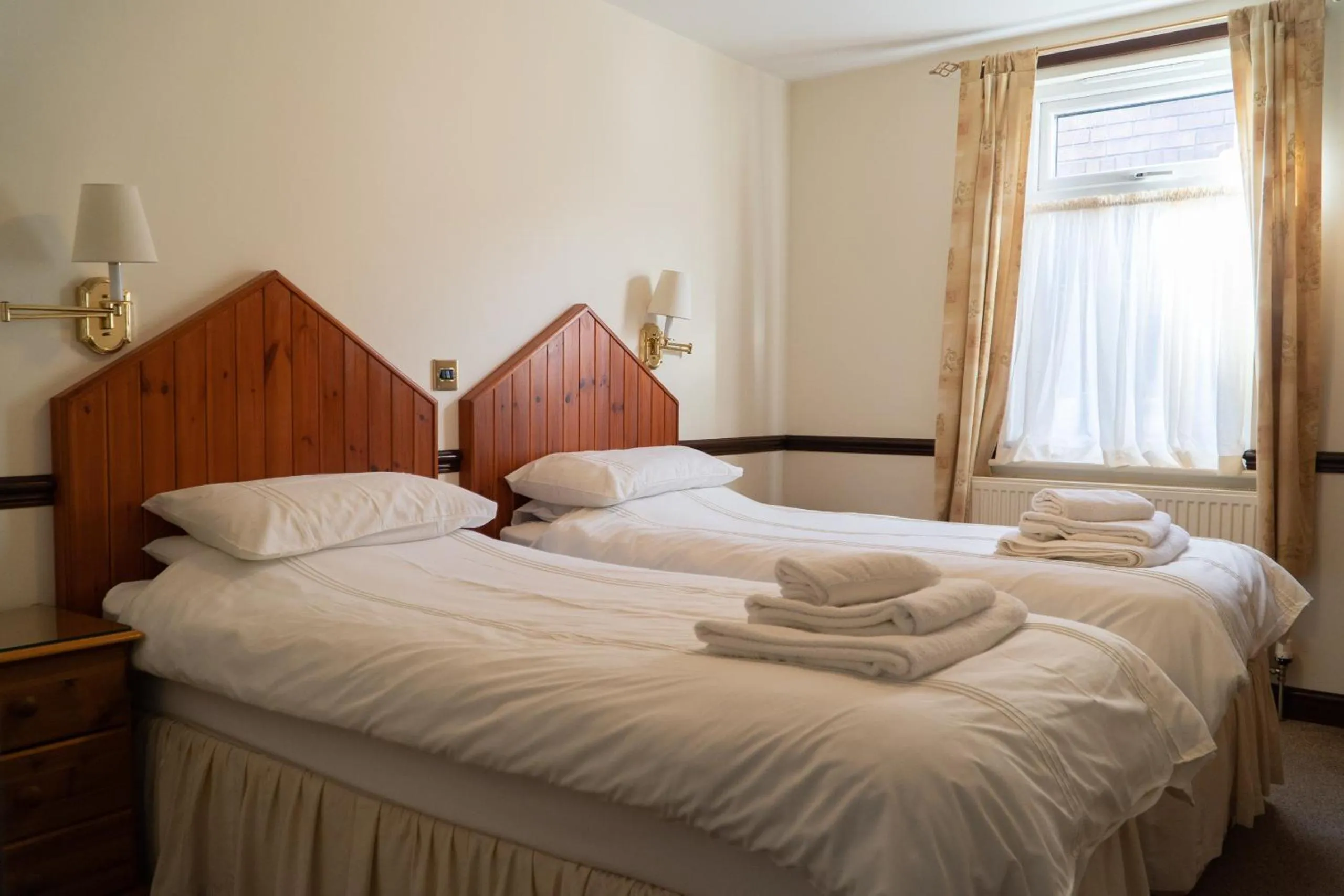 Bedroom, Bed in The Olde Ship Inn