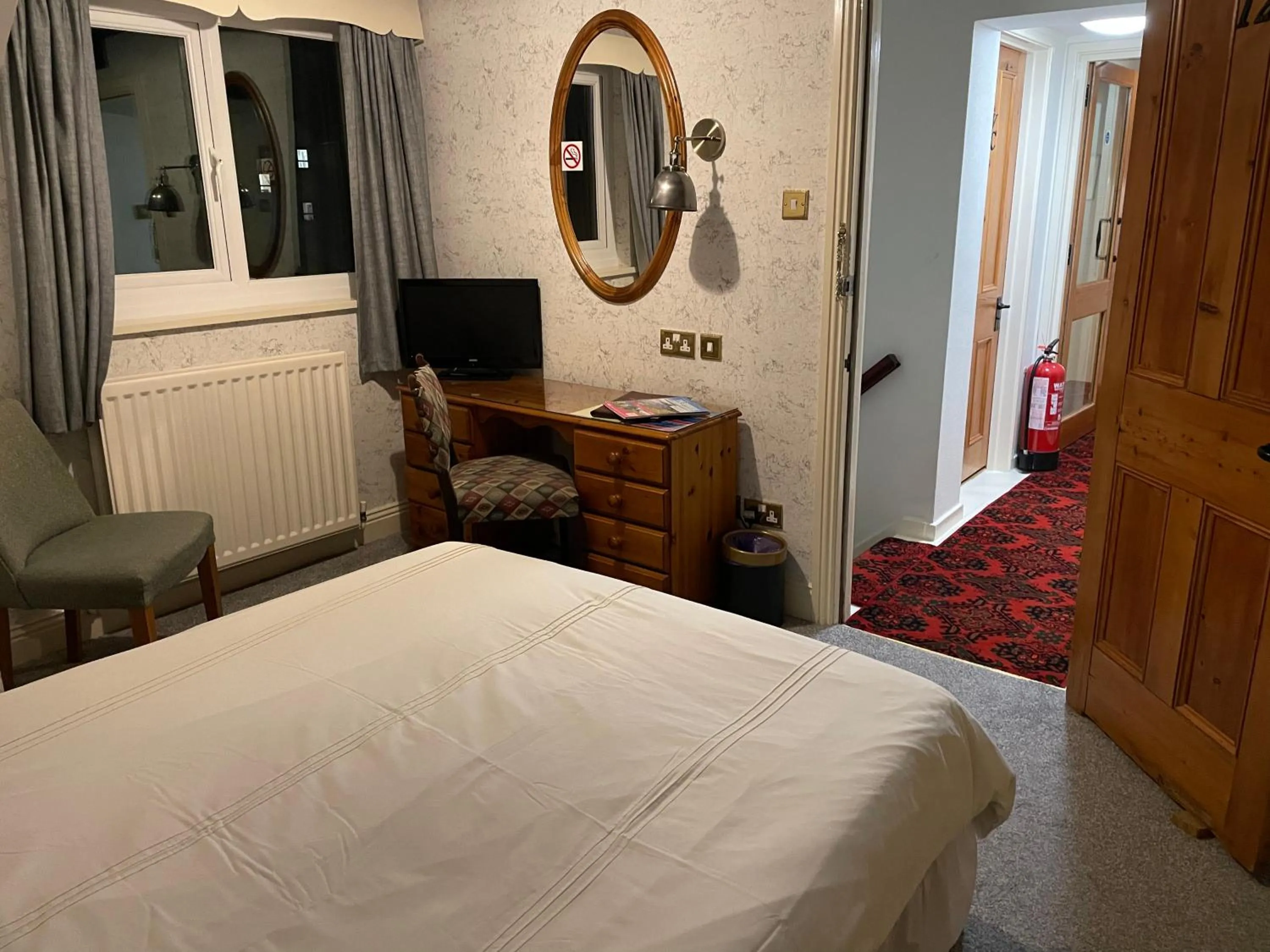 Bedroom, Bed in The Olde Ship Inn