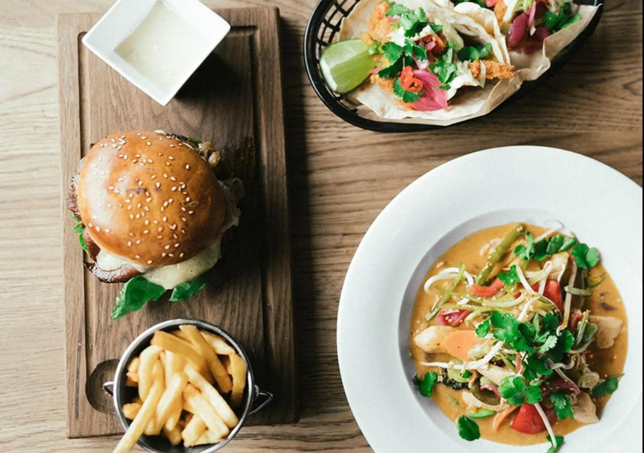 Restaurant/places to eat in Langley Hôtel Victors