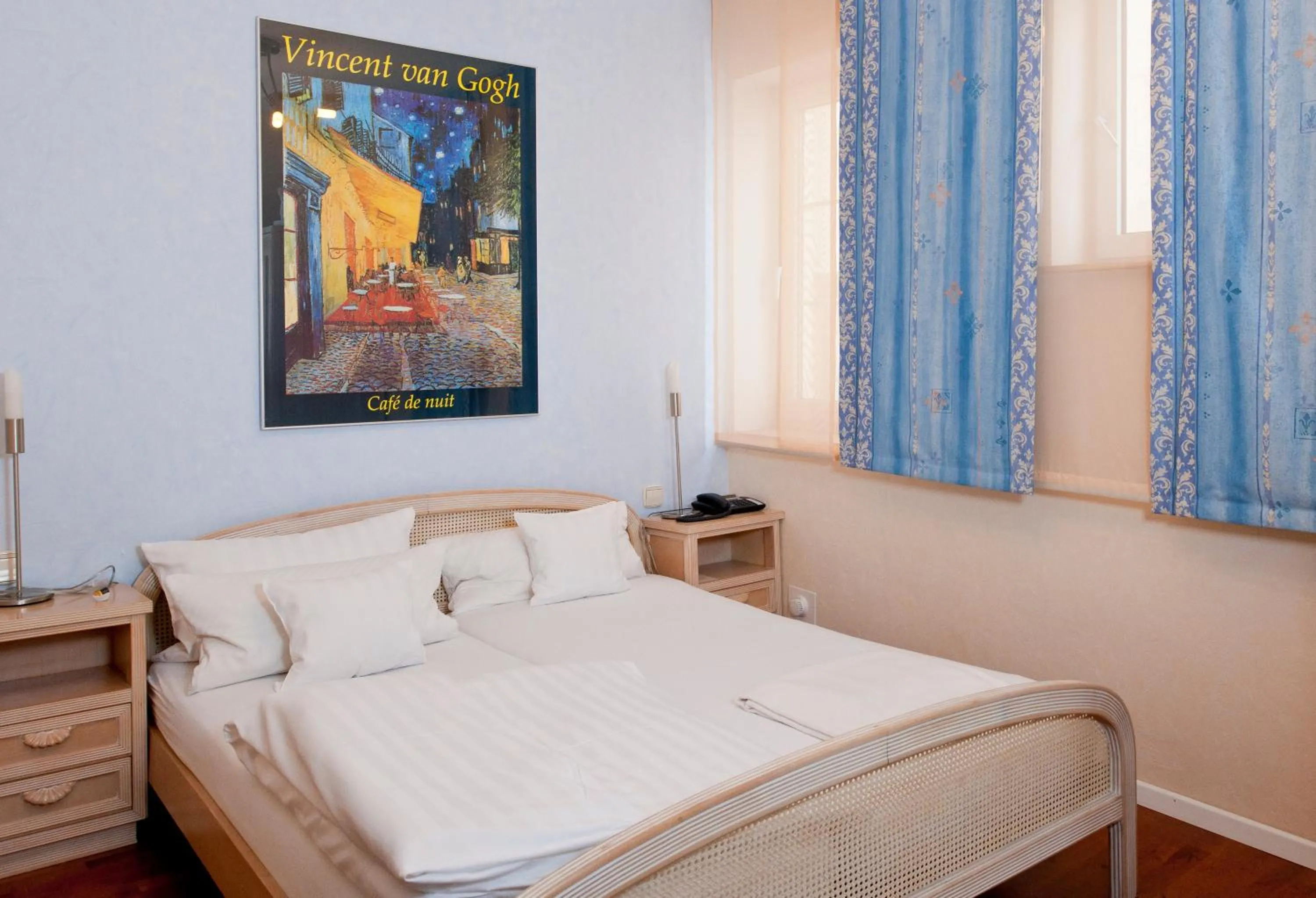 Photo of the whole room, Bed in Lodner Hotel Drei Mohren