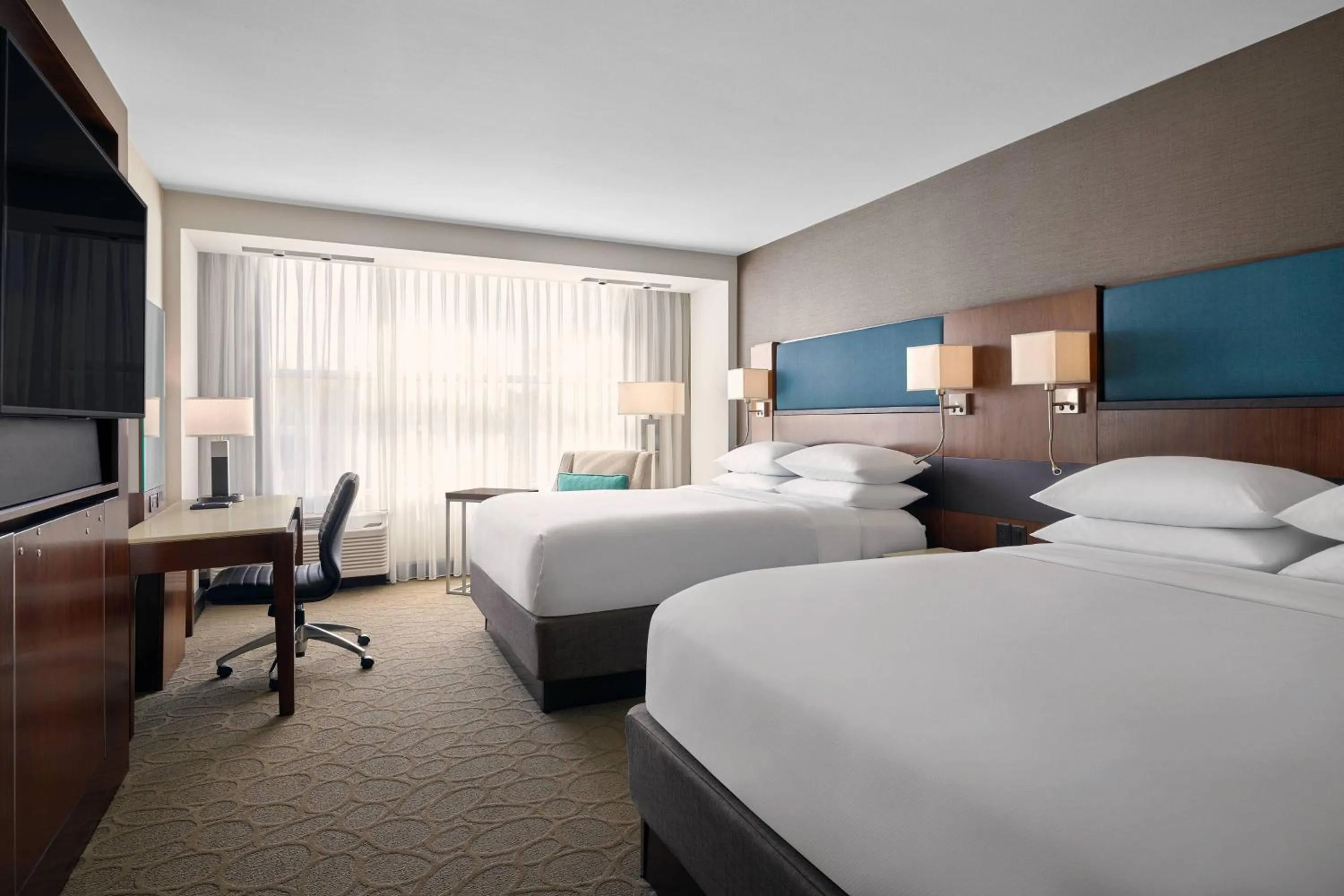 Photo of the whole room, Bed in Delta Hotels by Marriott Milwaukee Northwest