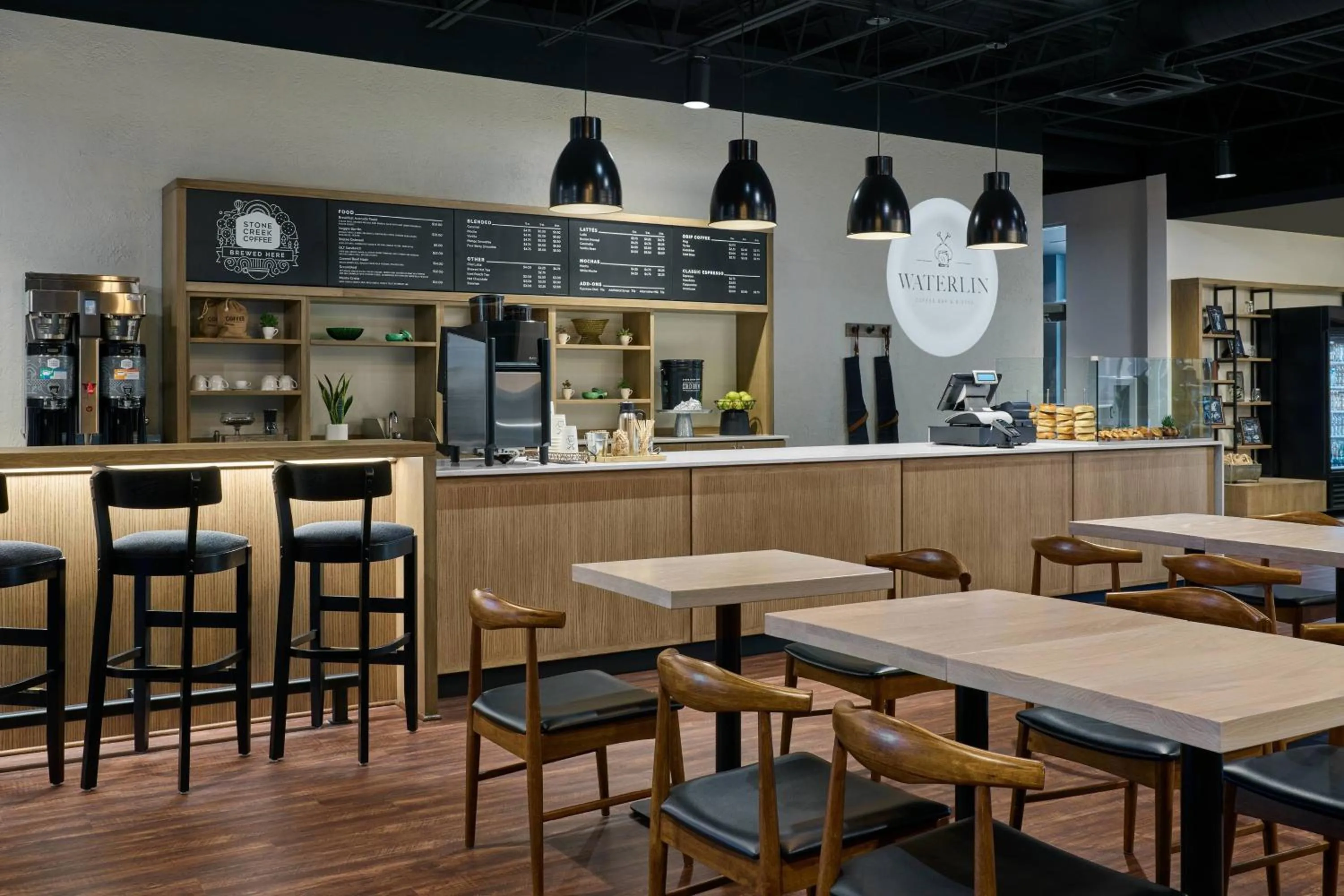 Lounge or bar in Delta Hotels by Marriott Milwaukee Northwest