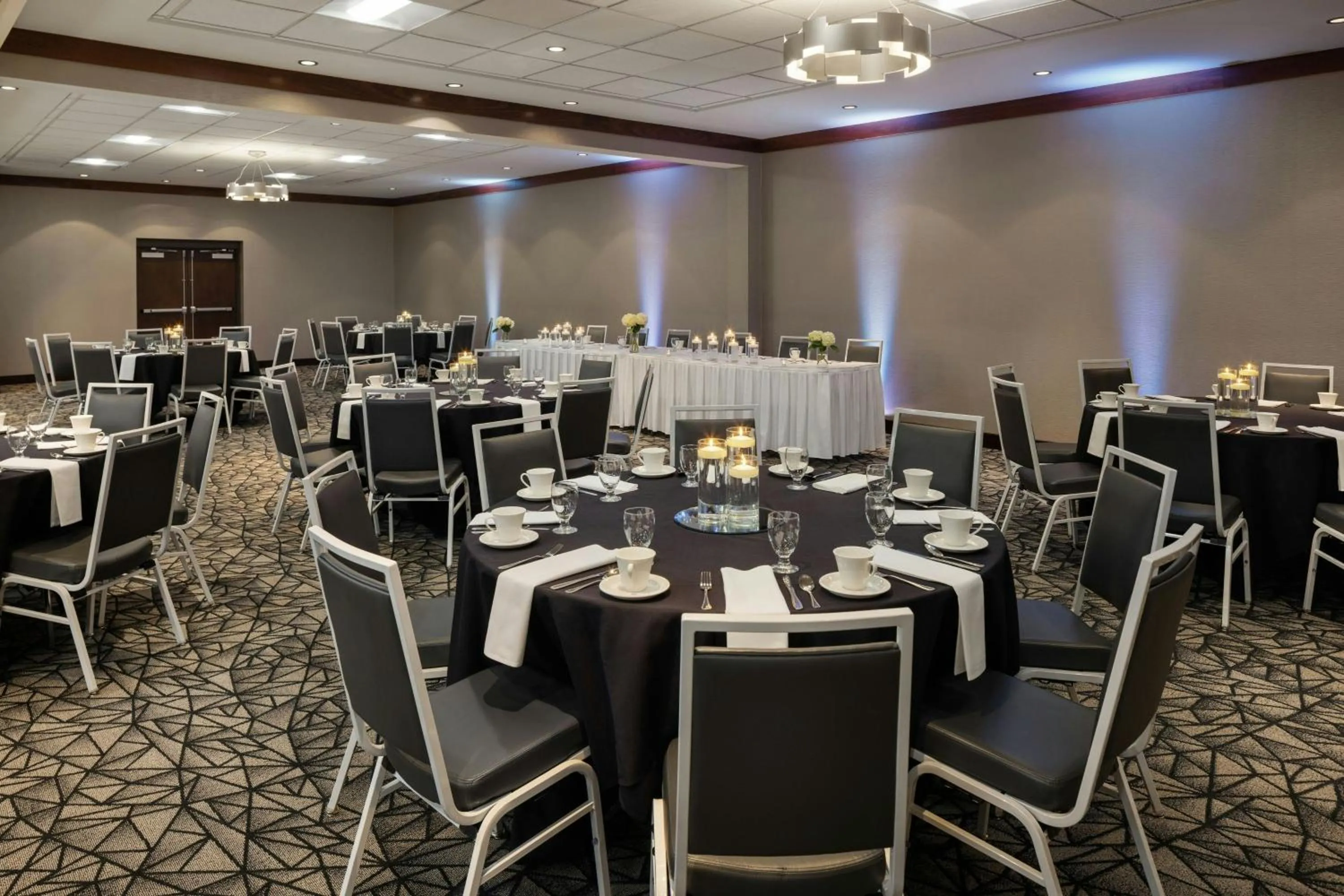 Meeting/conference room in Delta Hotels by Marriott Milwaukee Northwest