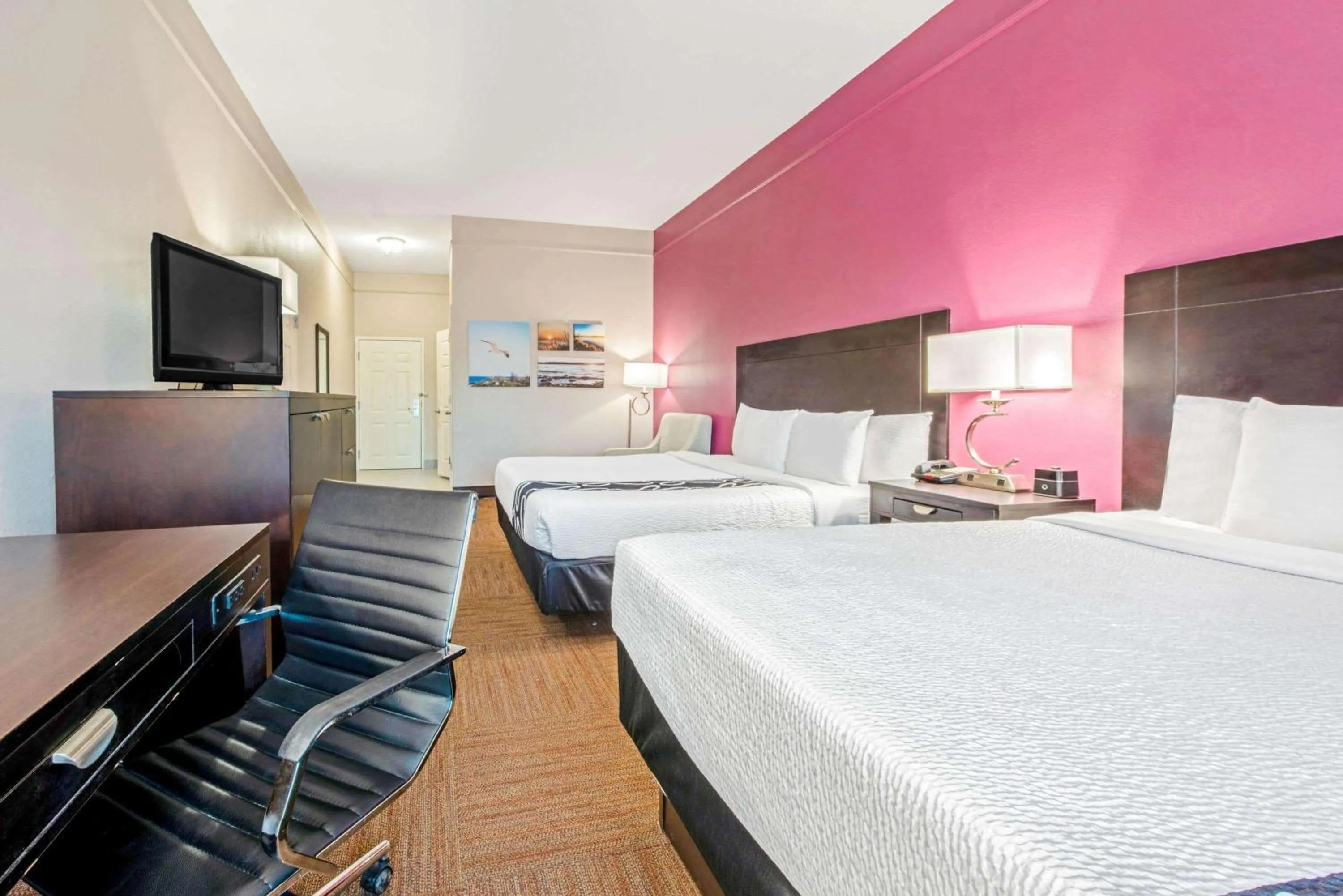 Photo of the whole room, Bed in La Quinta by Wyndham Winnie