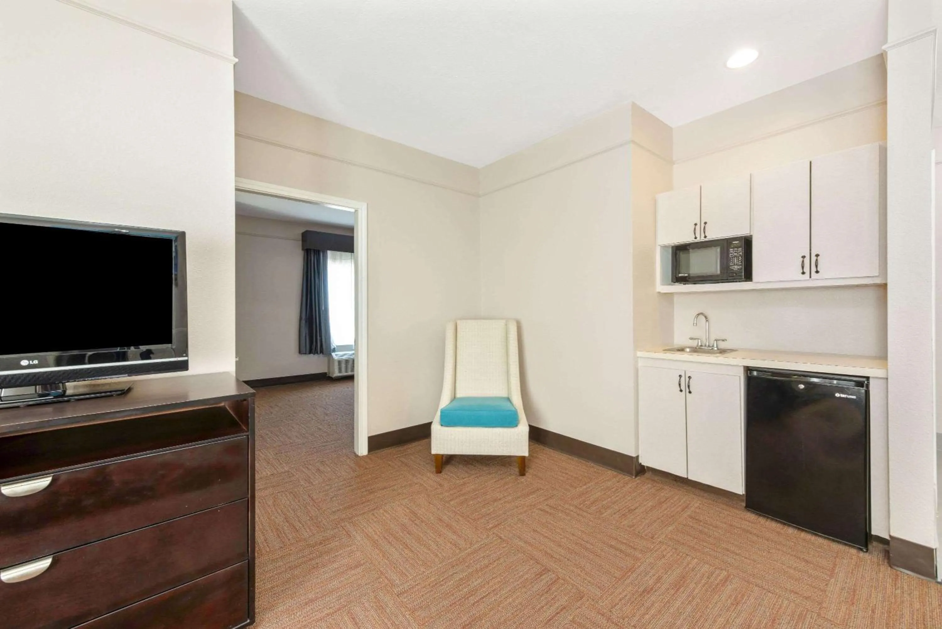 Photo of the whole room in La Quinta by Wyndham Winnie