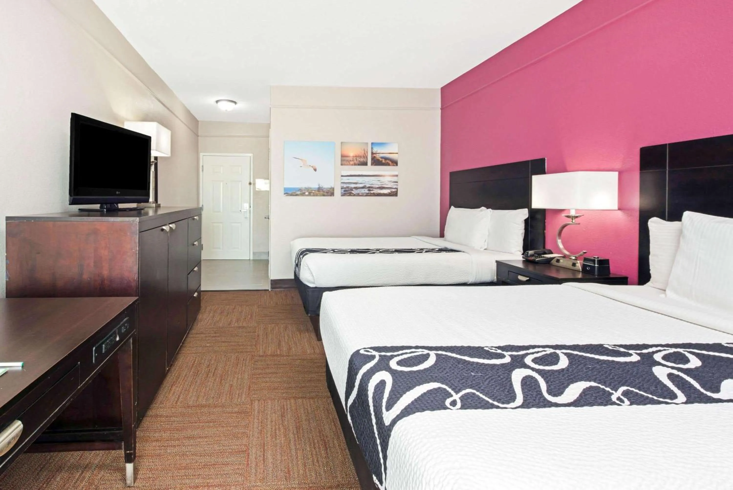 Photo of the whole room, Bed in La Quinta by Wyndham Winnie