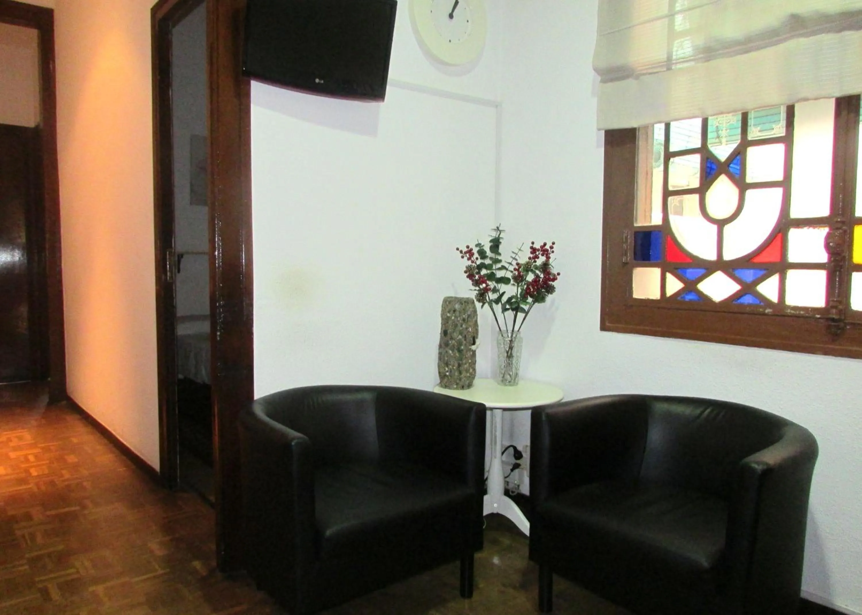 Communal lounge/ TV room in Hostal Lima