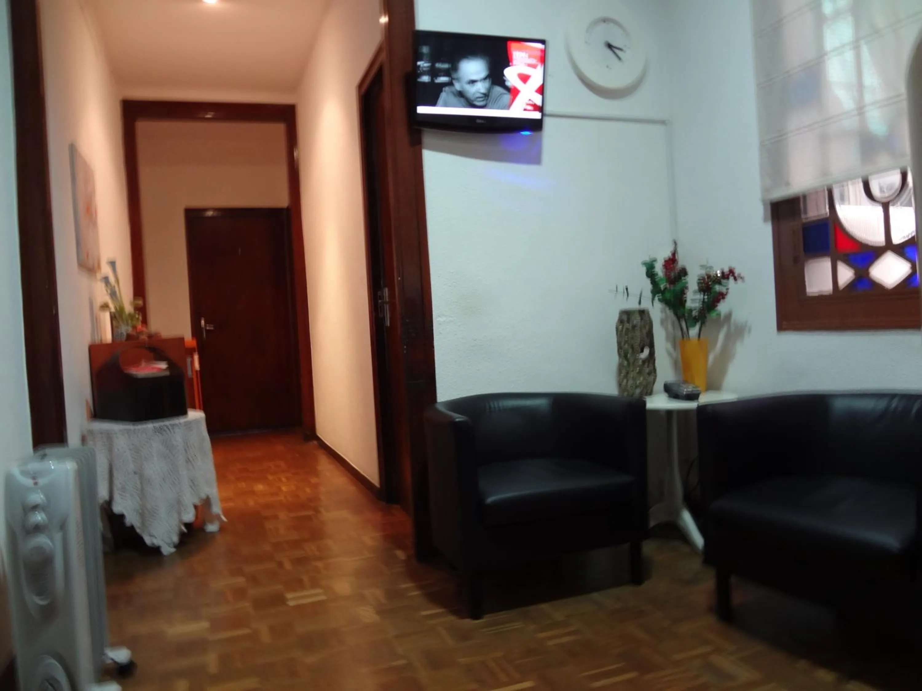 Communal lounge/ TV room in Hostal Lima