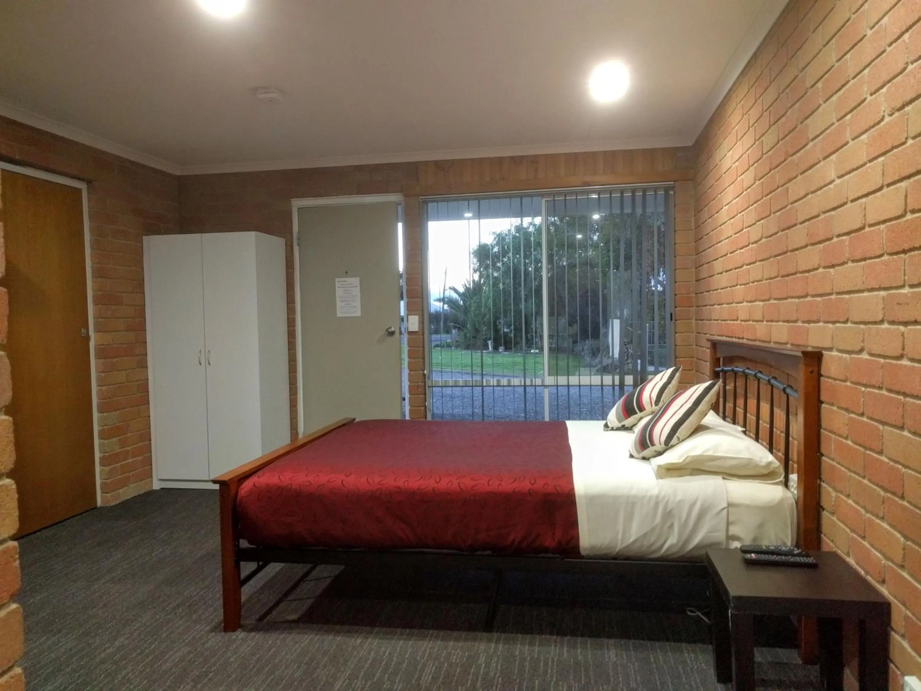 Bed in Travellers Inn Kaniva