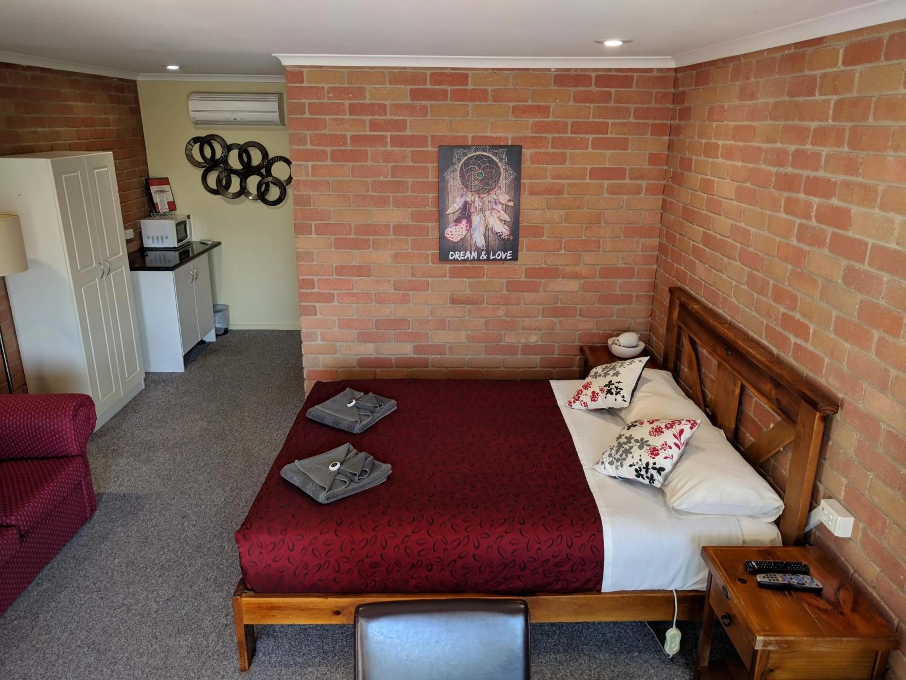 Bed in Travellers Inn Kaniva