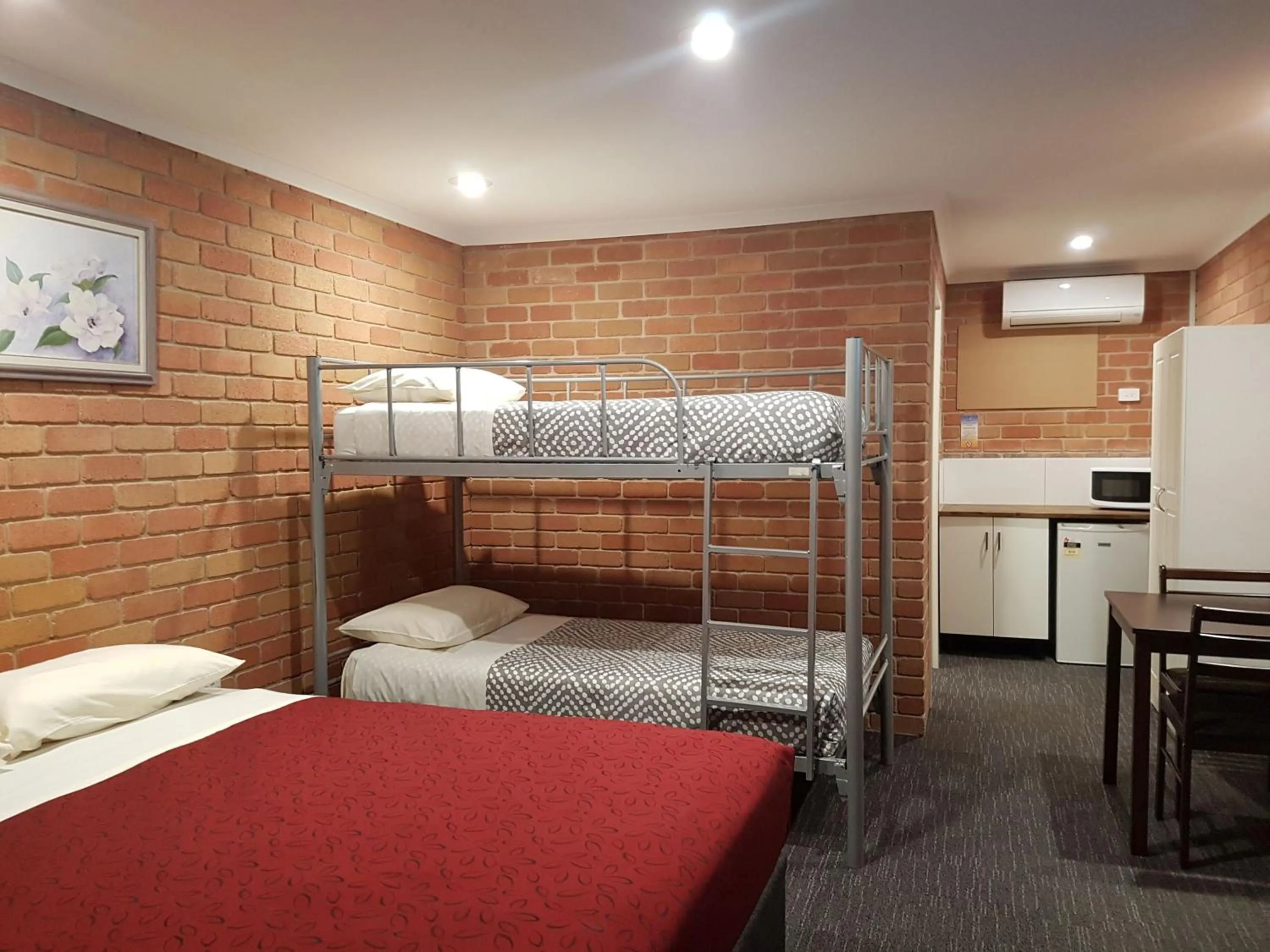 Bed in Travellers Inn Kaniva