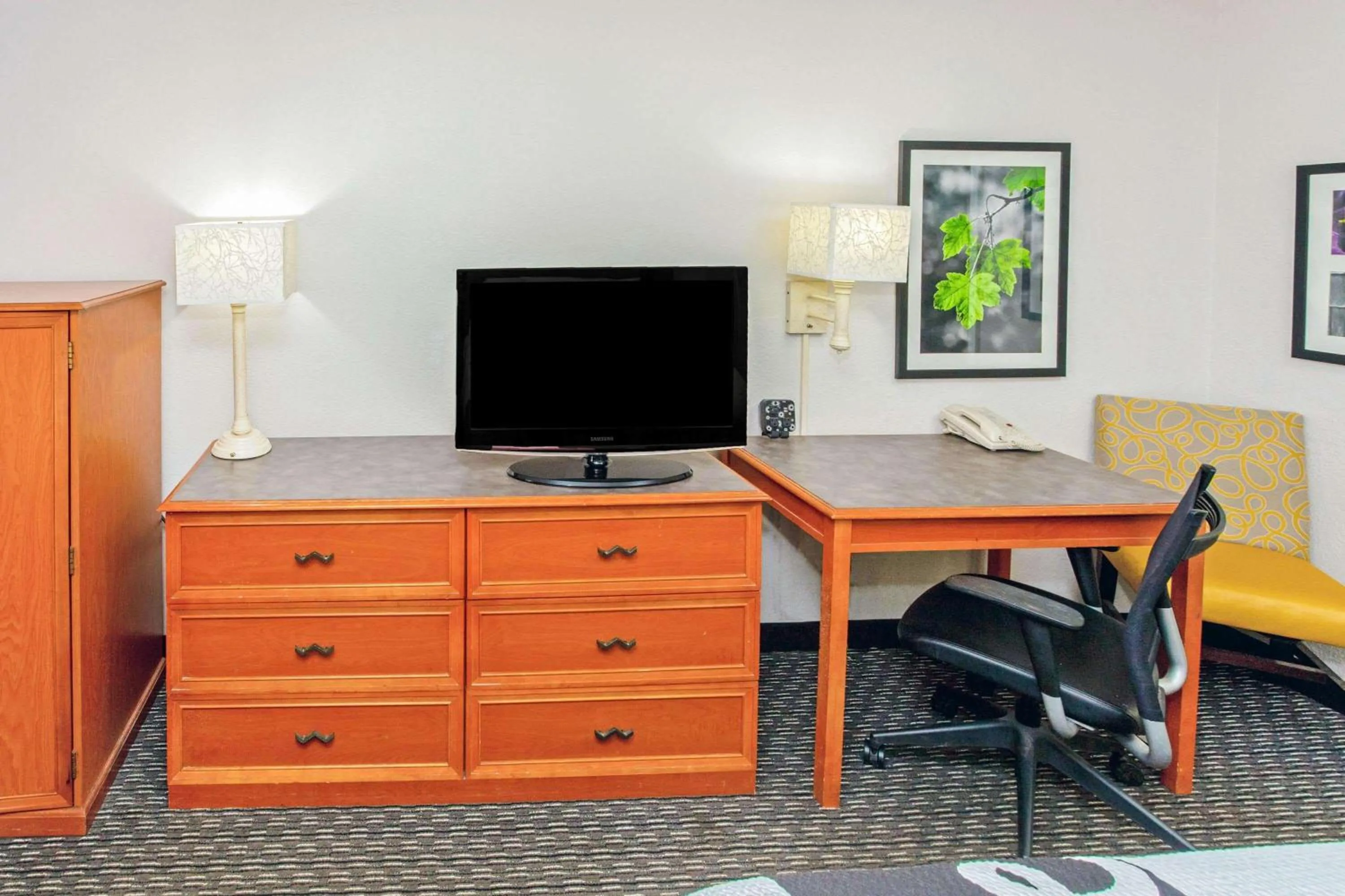Photo of the whole room, TV/Entertainment Center in La Quinta Inn by Wyndham Wichita Falls Event Center North