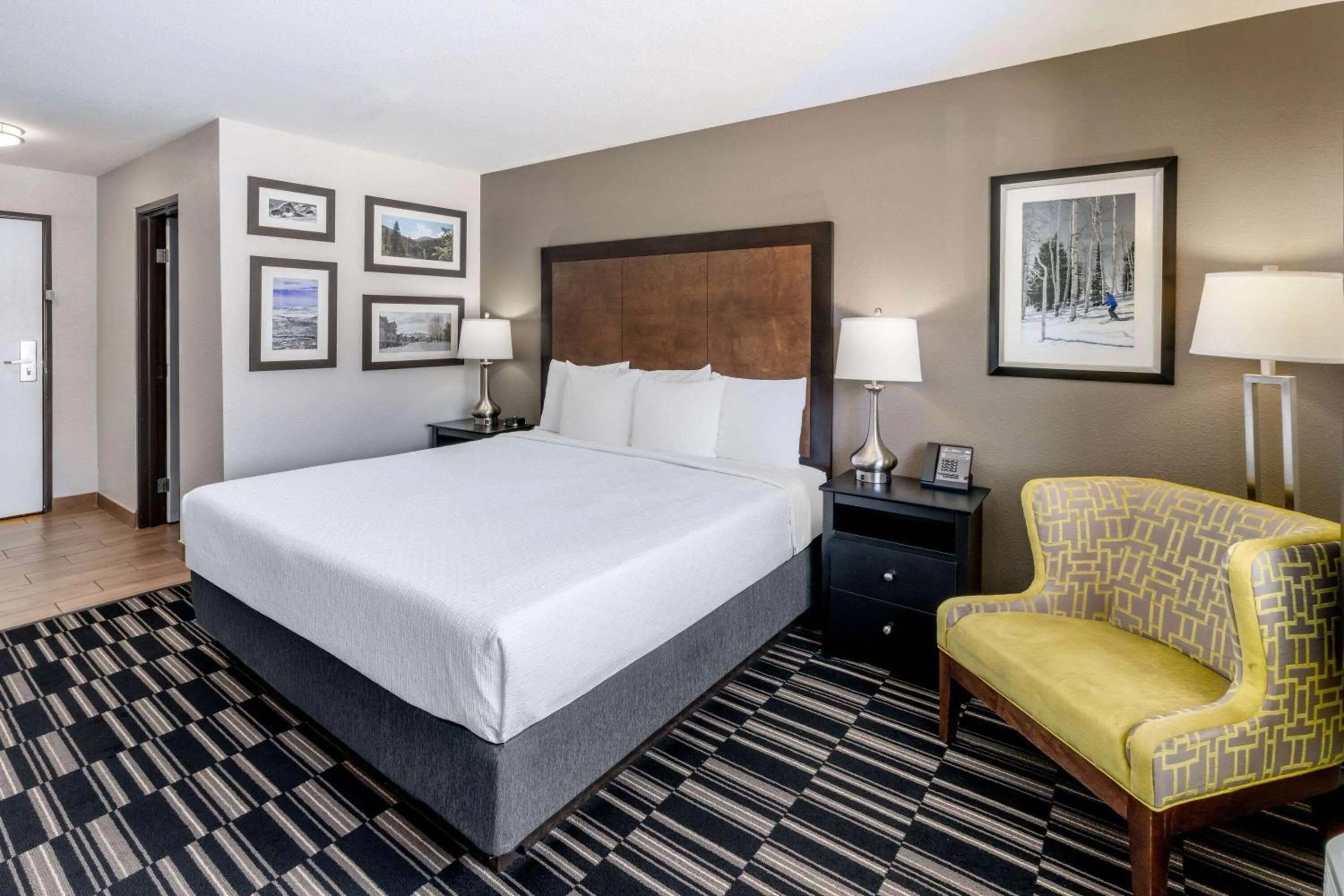 Photo of the whole room, Bed in La Quinta Inn by Wyndham Steamboat Springs