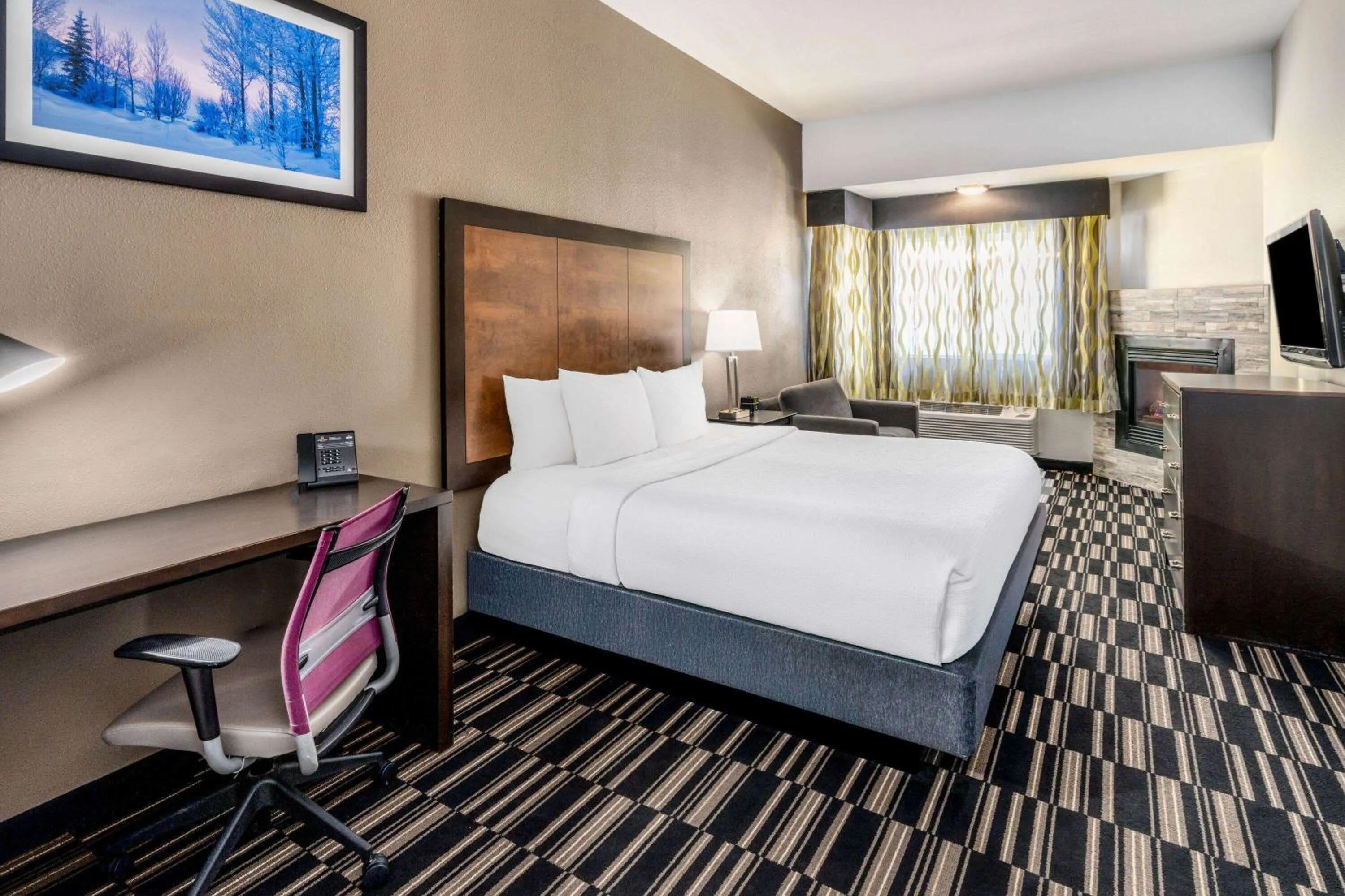 Photo of the whole room, Bed in La Quinta Inn by Wyndham Steamboat Springs