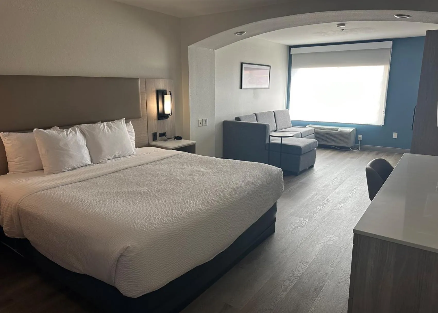 Bed in La Quinta Inn & Suites by Wyndham Albuquerque Midtown